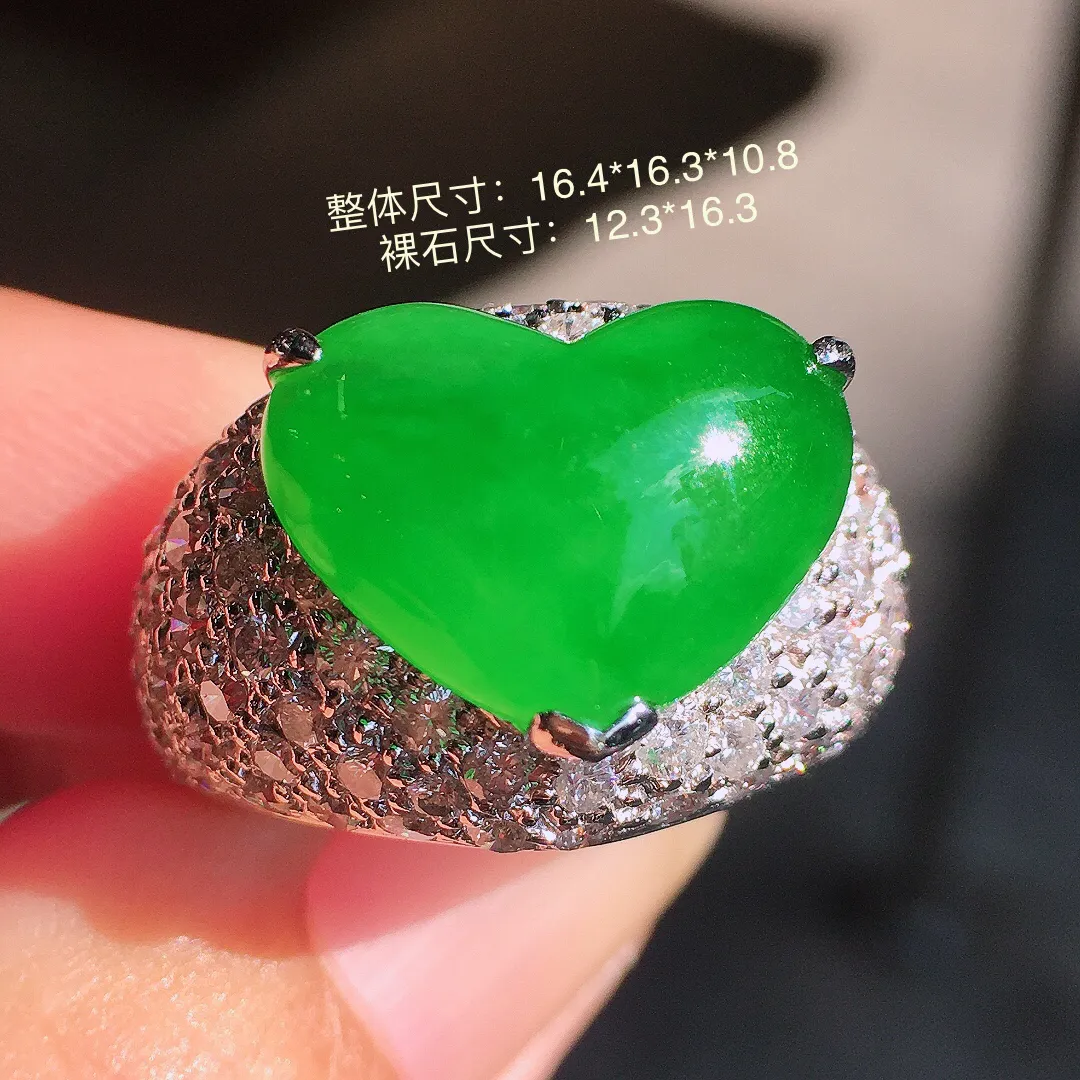 阳绿️戒指，色泽均匀艳丽，玉质细腻，荧光感超
强，饱满圆润，尽显优雅气质，18k
金豪华镶嵌