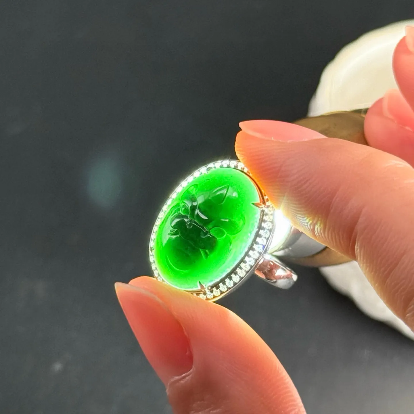 精品18k墨翠瑞兽戒指 种好色正 黑度极好 打灯通透 油性十足 尺寸16.7