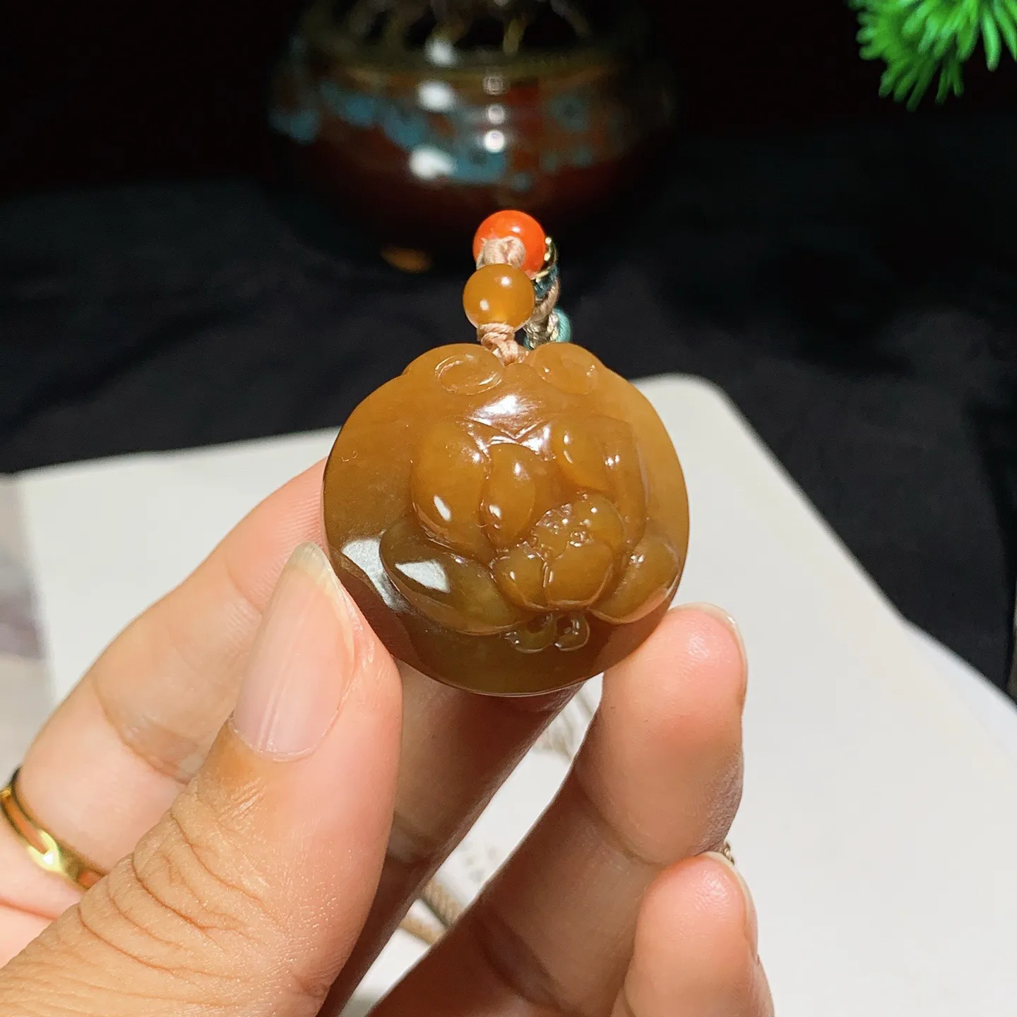 新疆且末糖花开富贵挂件。尺寸28/30/13.7重17.4克 玉质细腻油润 底色纯净 脂粉好，品质好。lt250910