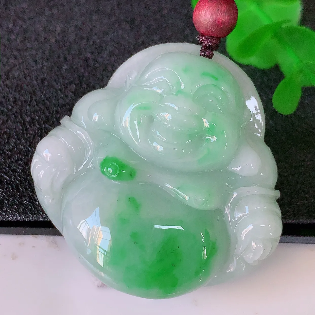自然光实拍，大件厚装飘绿翡翠佛公吊坠，翡翠笑佛，饱满，开脸喜庆，配戴优雅迷人！#46.13