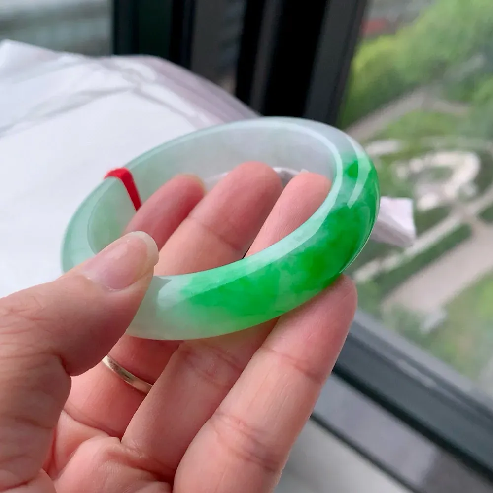 正圈帝王绿 微皮纹不明显 尺寸:54.5/12.7/9，种色俱佳