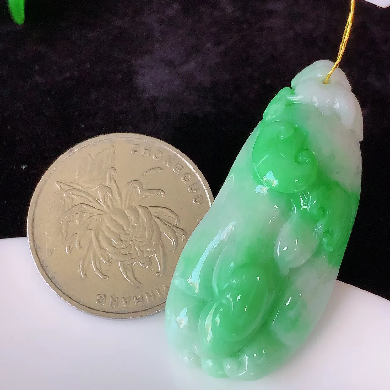 自然光实拍，冰润飘绿翡翠佛手吊坠，种老水足，雕工精湛 ，寓意美好，佩戴时尚出众！#35.13