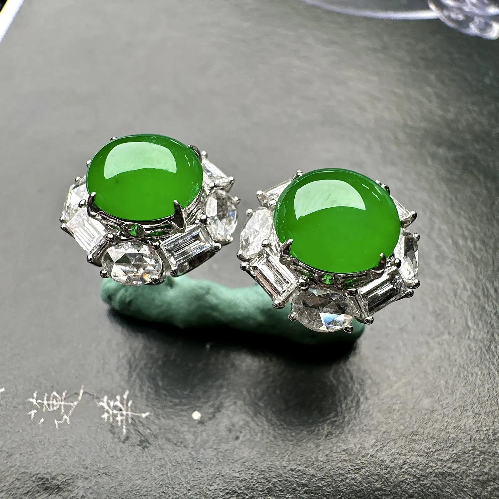 【冰种满绿蛋耳钉】种水上乘，阳绿色泽，纯净通透，收藏品质，18k金钻豪华镶嵌，裸石尺寸8.8*8.4*5.6毫米