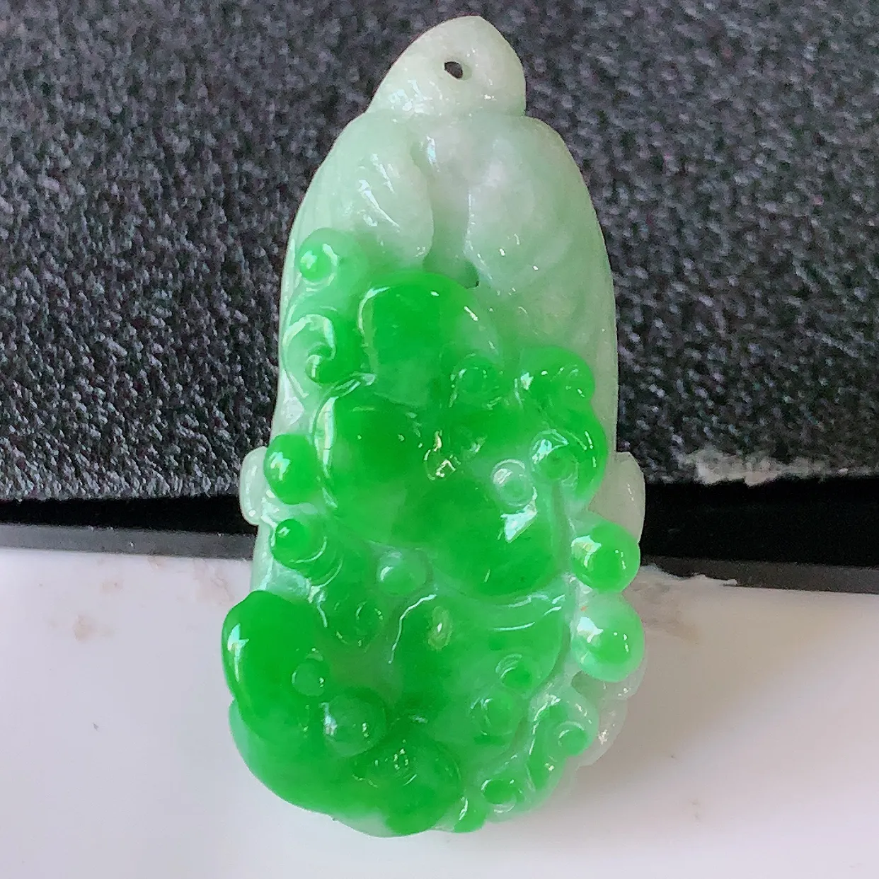 自然光实拍，冰润辣绿翡翠招百财白菜吊坠，百财聚来，财源滚滚，色泽鲜艳，精工水润的白菜，性价比高！#1
