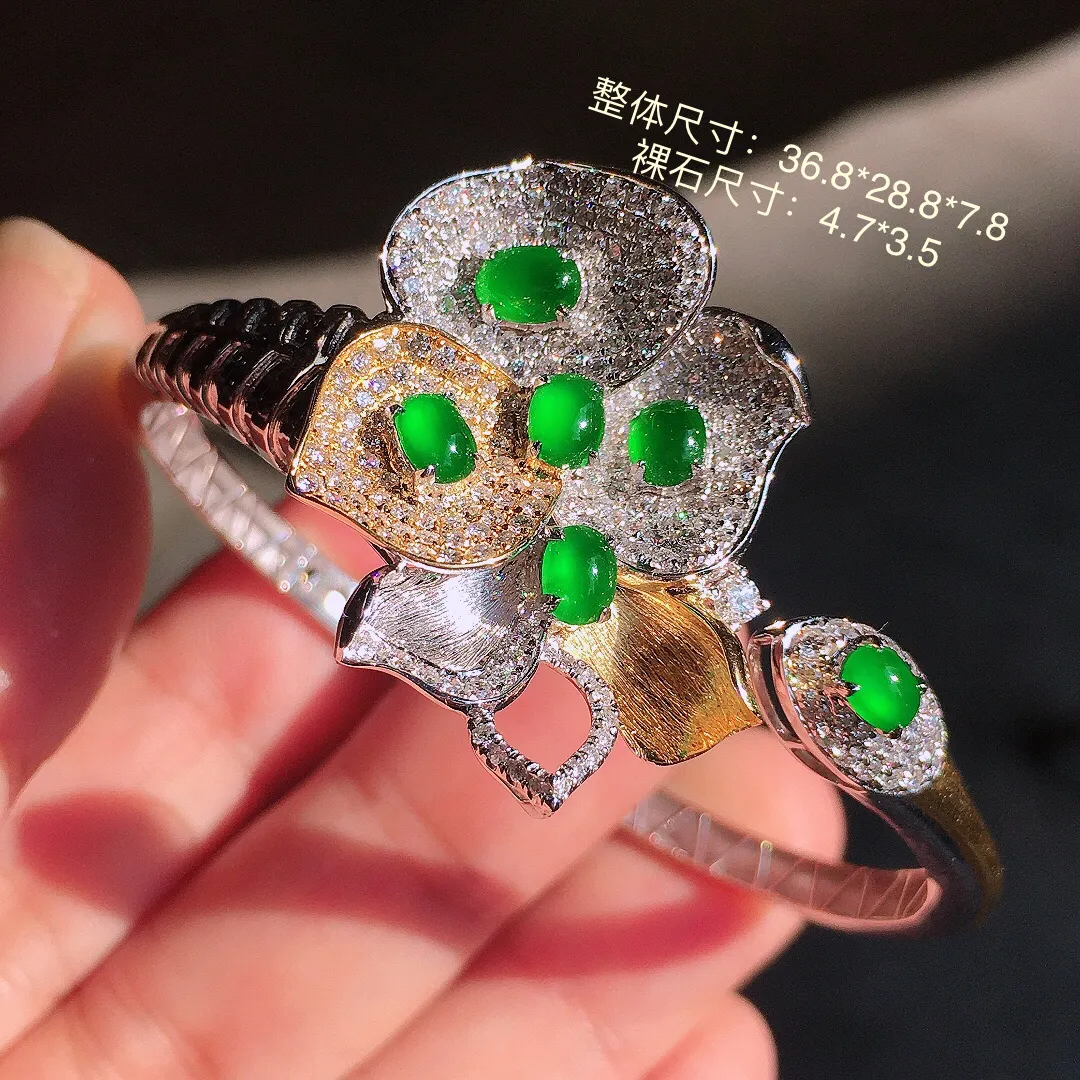 阳绿蛋面手镯，色泽均匀艳丽，玉质细腻，荧光感超
强，饱满圆润，尽显优雅气质，18k
金豪华镶嵌