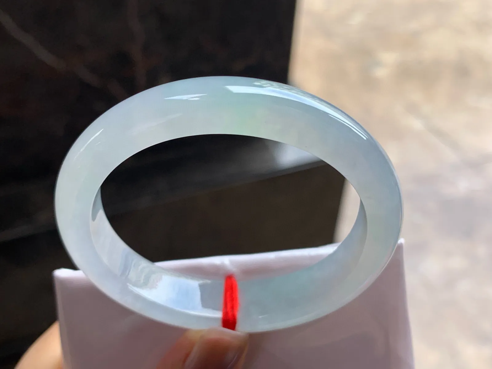 52.3-12-8

冰种贵妃手镯^_^种水好 清透亮眼 正圈50可以带