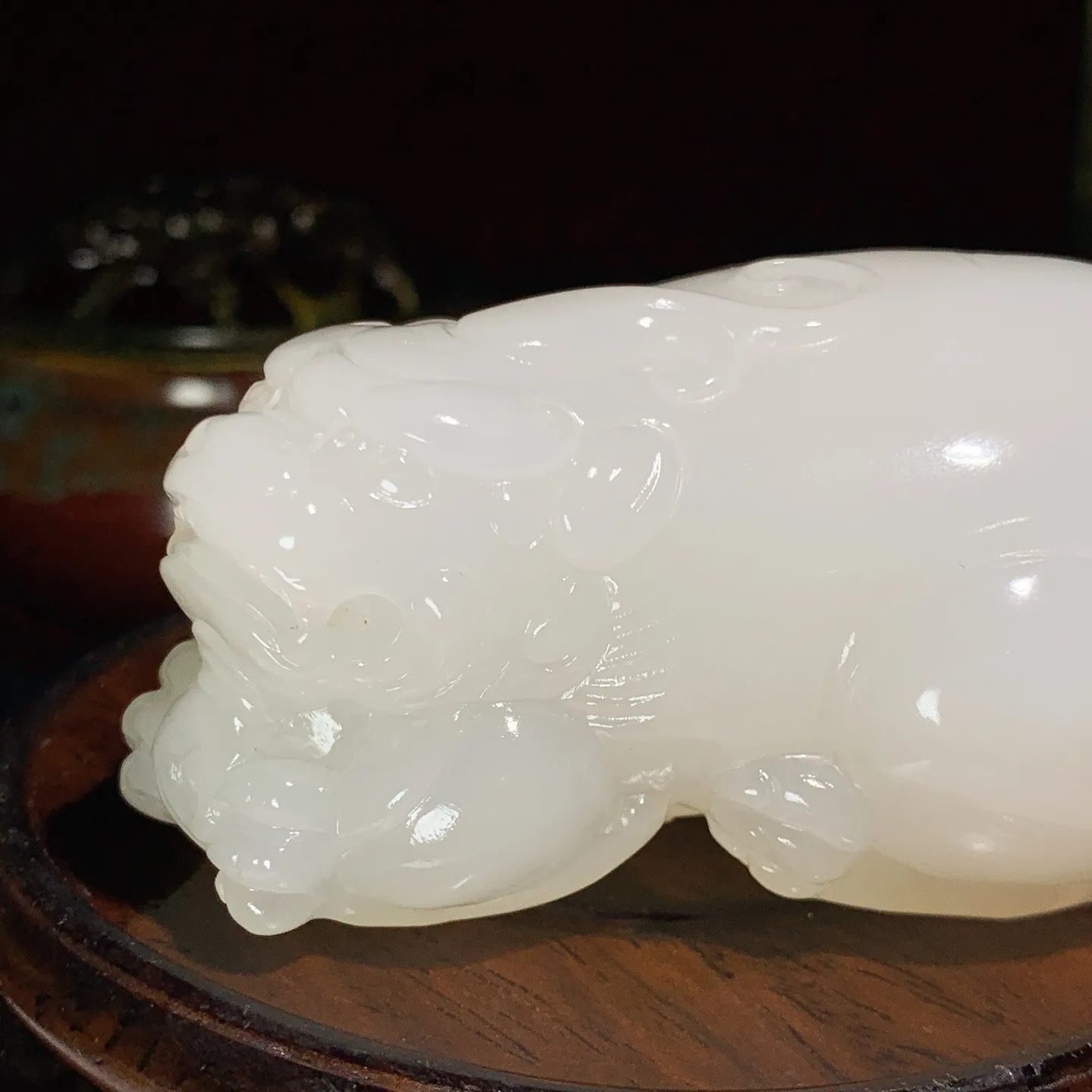 和田玉羊脂白玉招财进宝貔貅把件。尺寸80/51/36重238克 白度一级。玉质细腻油润 底色纯净 脂粉好，品质好。lt250915