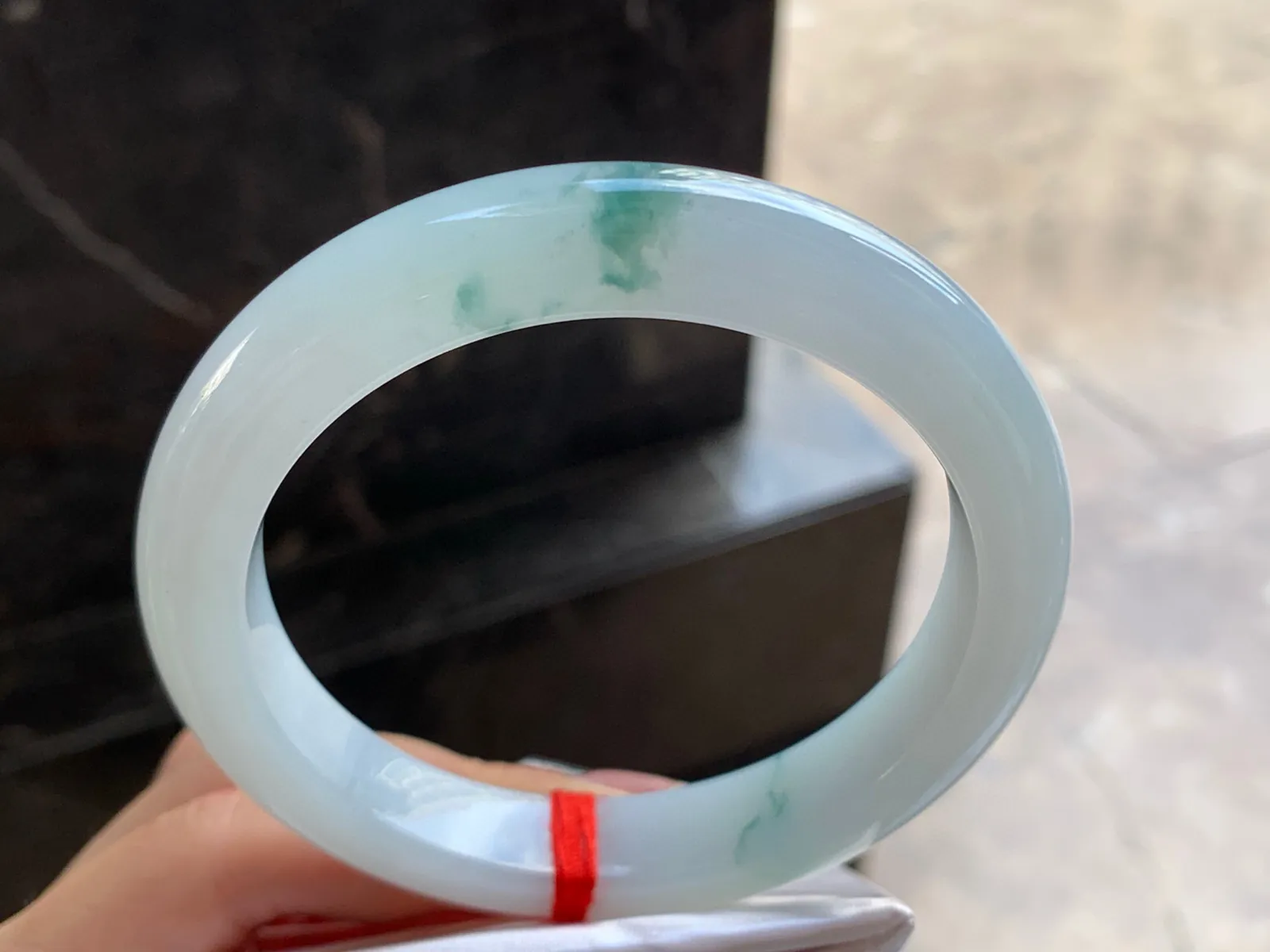63-12-10

飘花手镯^_^大圈 玉质温润