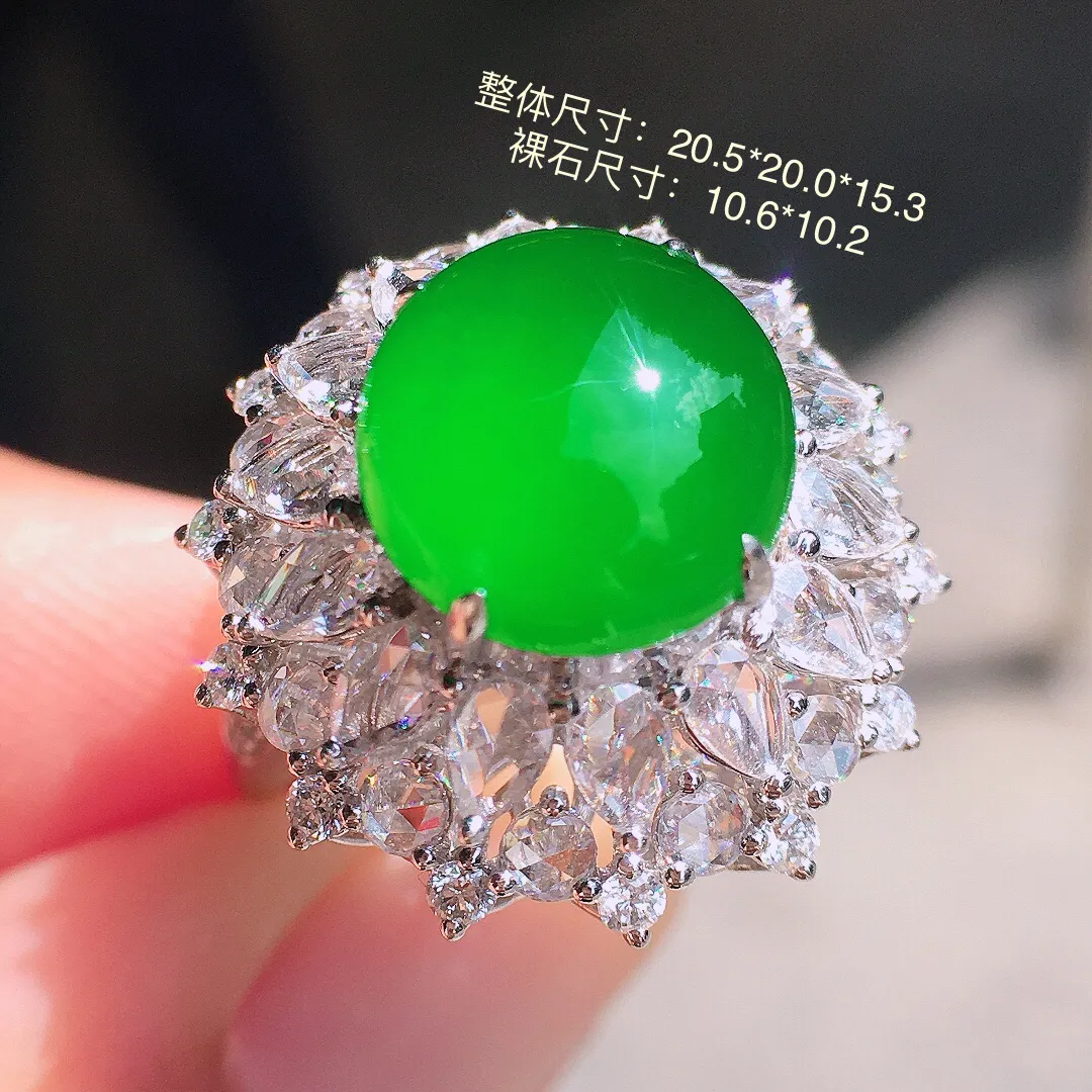 阳绿蛋面戒指，色泽均匀艳丽，玉质细腻，荧光感超
强，饱满圆润，尽显优雅气质，18k
金豪华镶嵌
