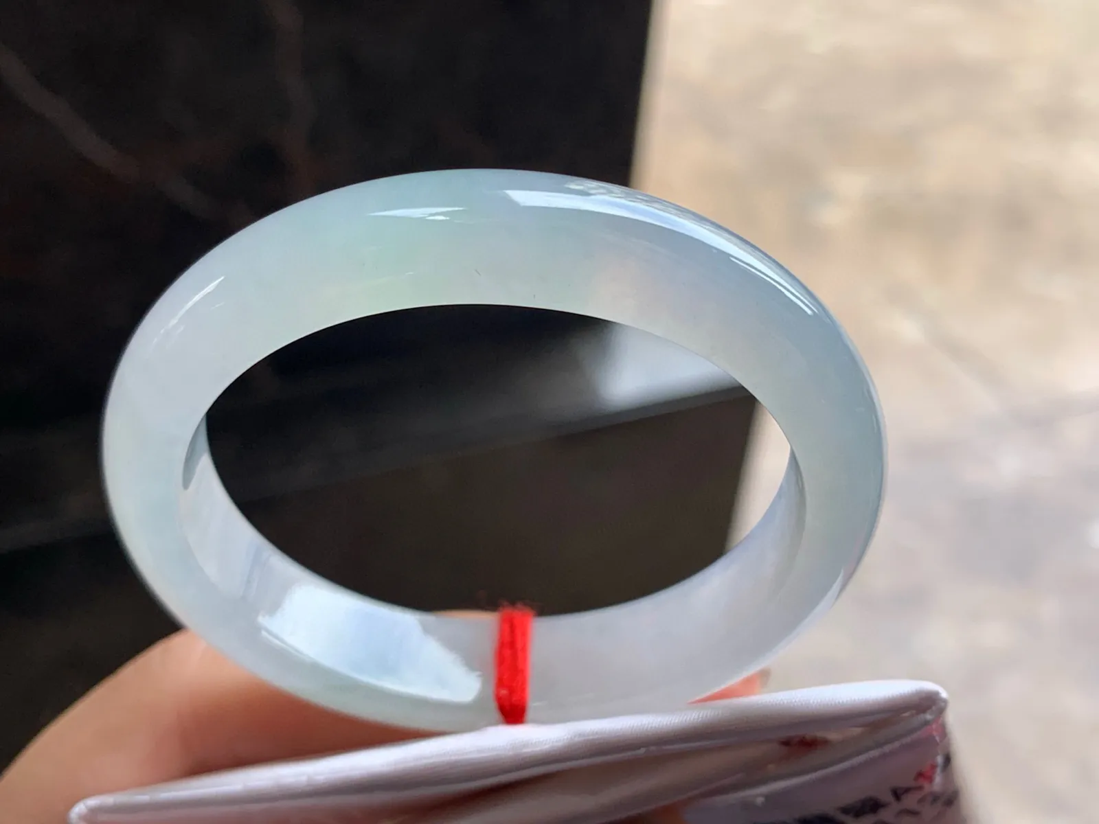 52.3-12-8

冰种贵妃手镯^_^种水好 清透亮眼 正圈50可以带