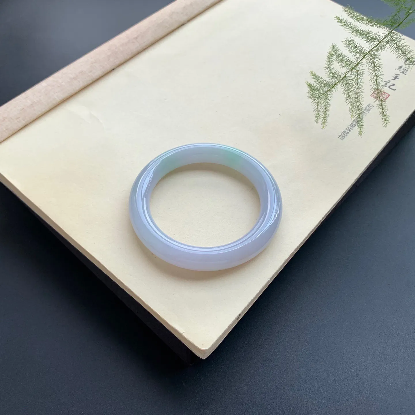 54圈口飘绿圆条手镯 尺寸：54-10.5-10.2，无纹裂，细腻光滑，条形饱满