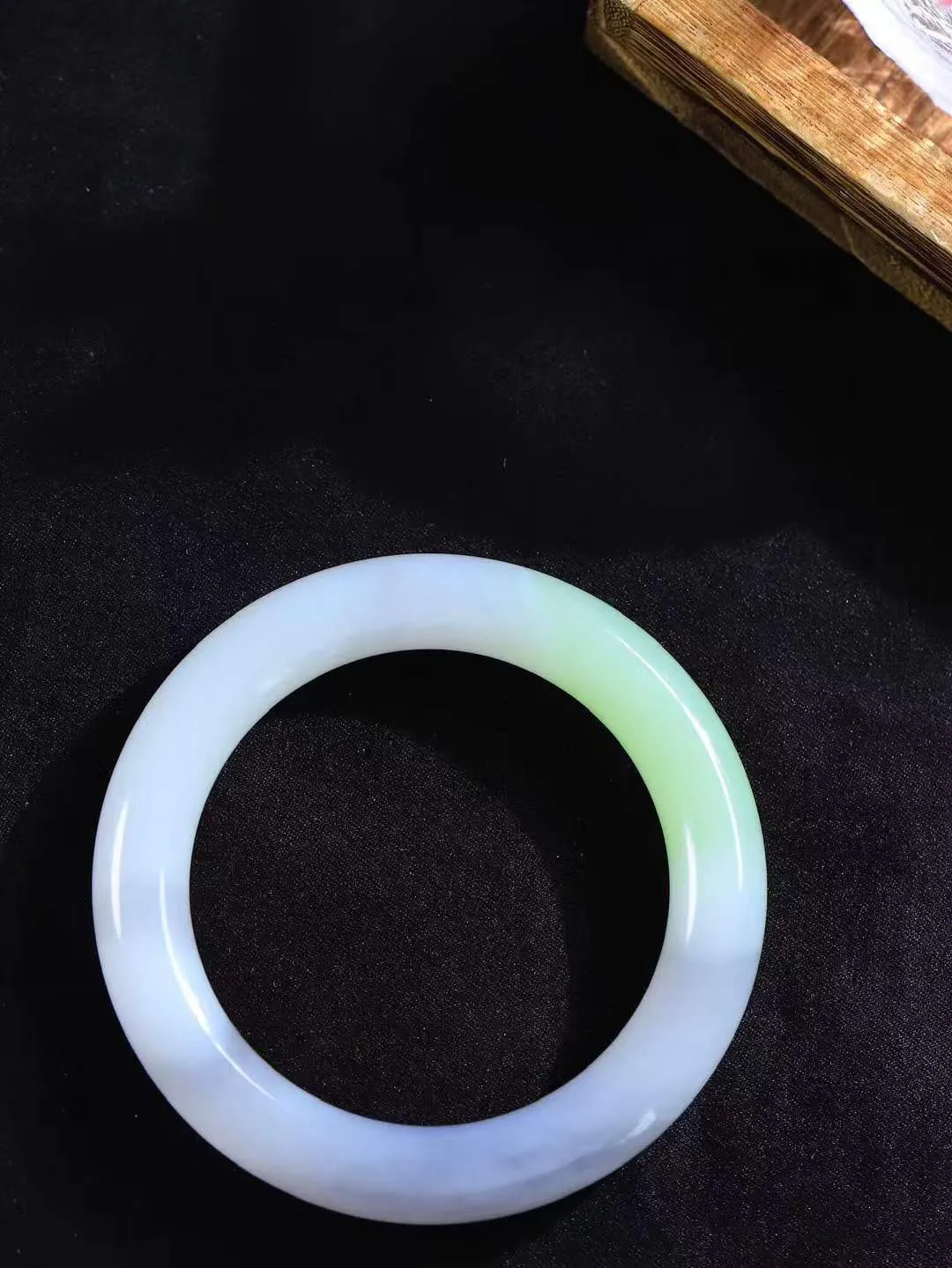 【玉佳人·手镯】

收藏传家级臻品️和田玉三色圆条手镯 ，玉质细腻油润，做工细致精美，端庄素雅，亭亭玉立，芊芊素手。芊芊素手，怎能忘镯？秀美圆条，更显婀娜。内径56mm 尺寸11.6-11.2mm重65.8克 69901484A