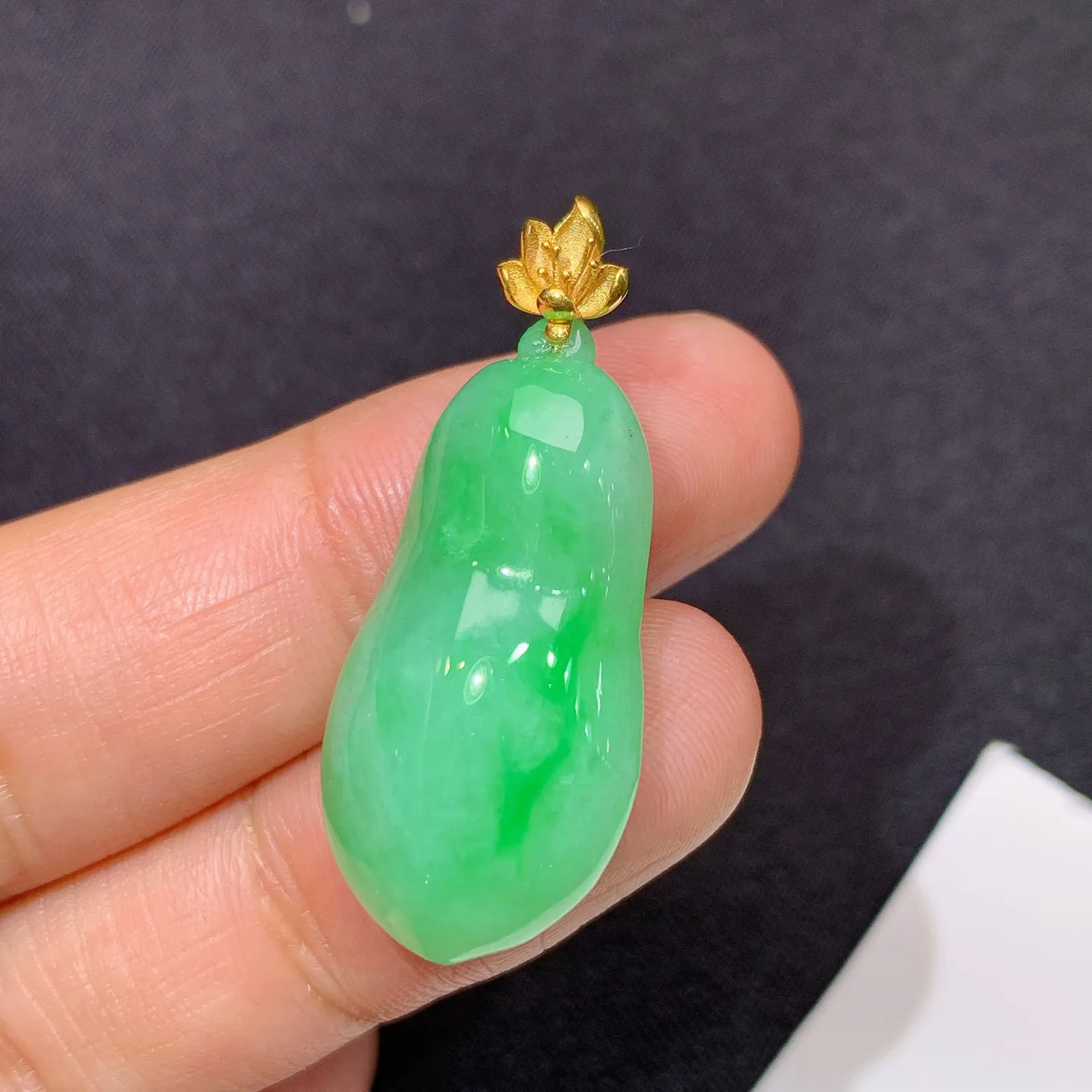 飘绿福瓜吊坠，18k金镶嵌，冰润色阳，玉质细腻，种水足 裸石27.8*13.7*7