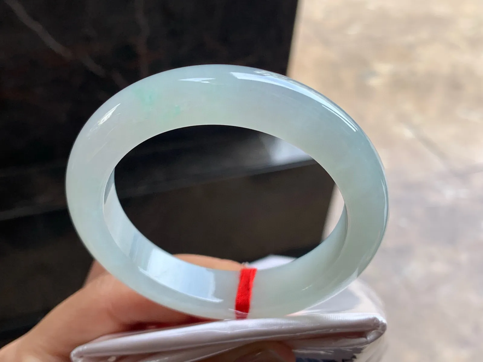 53-12-10

冰种飘绿手镯^_^清新 水润