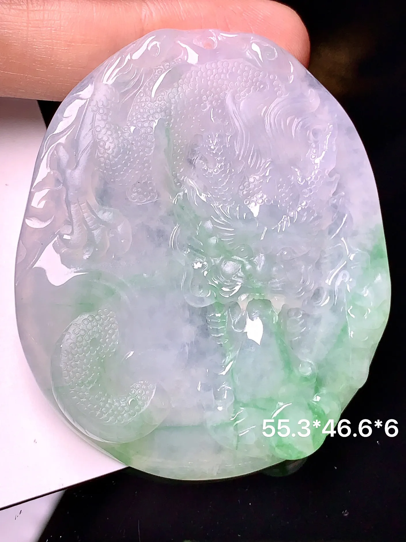 飘绿龙牌吊坠 玉质细腻 色泽艳丽  整体尺寸55.3*46.6*6