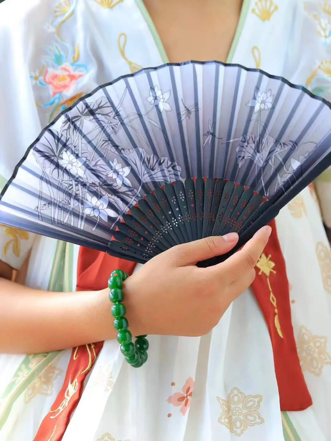（老型珠.手串）

精品 和田玉碧玉老型珠手串，玉质细腻油润 饱满光滑 质朴无华，悠远简单，人心境