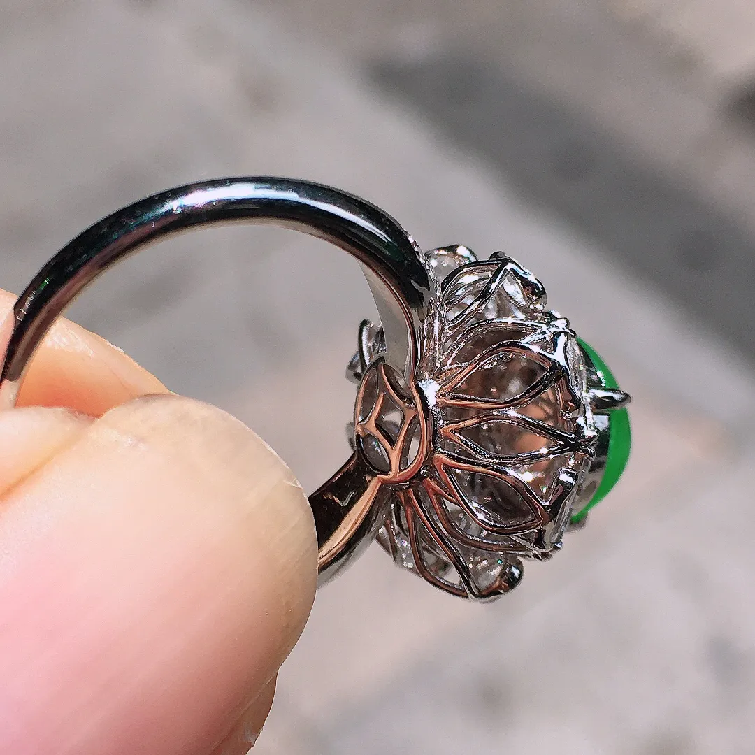 阳绿蛋面戒指，色泽均匀艳丽，玉质细腻，荧光感超
强，饱满圆润，尽显优雅气质，18k
金豪华镶嵌