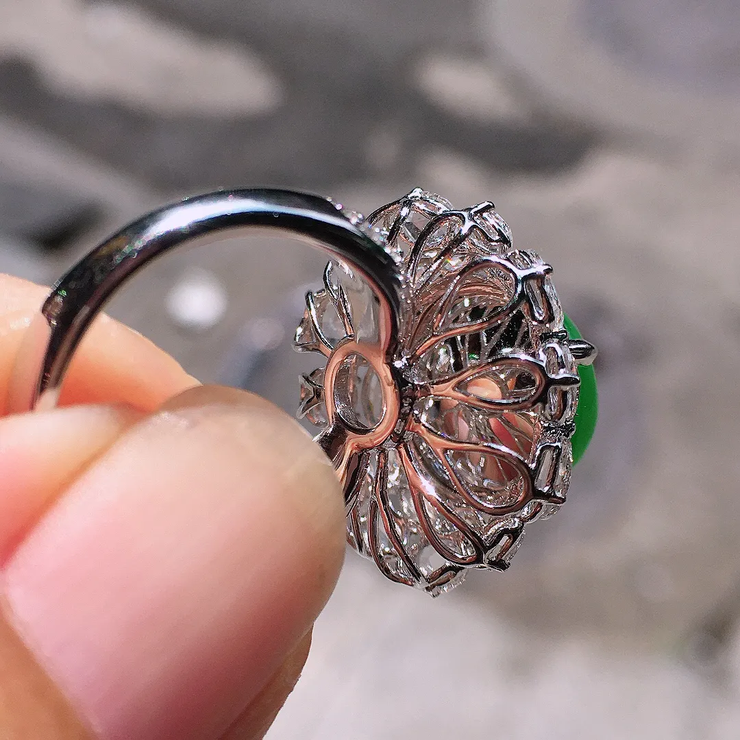 阳绿蛋面戒指，色泽均匀艳丽，玉质细腻，荧光感超
强，饱满圆润，尽显优雅气质，18k
金豪华镶嵌