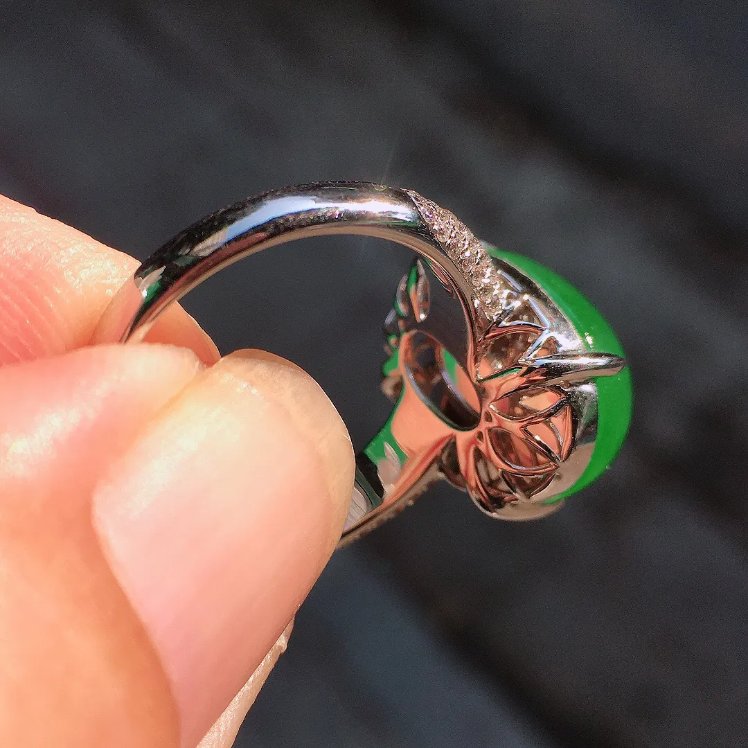阳绿蛋面戒指，色泽均匀艳丽，玉质细腻，荧光感超
强，饱满圆润，尽显优雅气质，18k
金豪华镶嵌