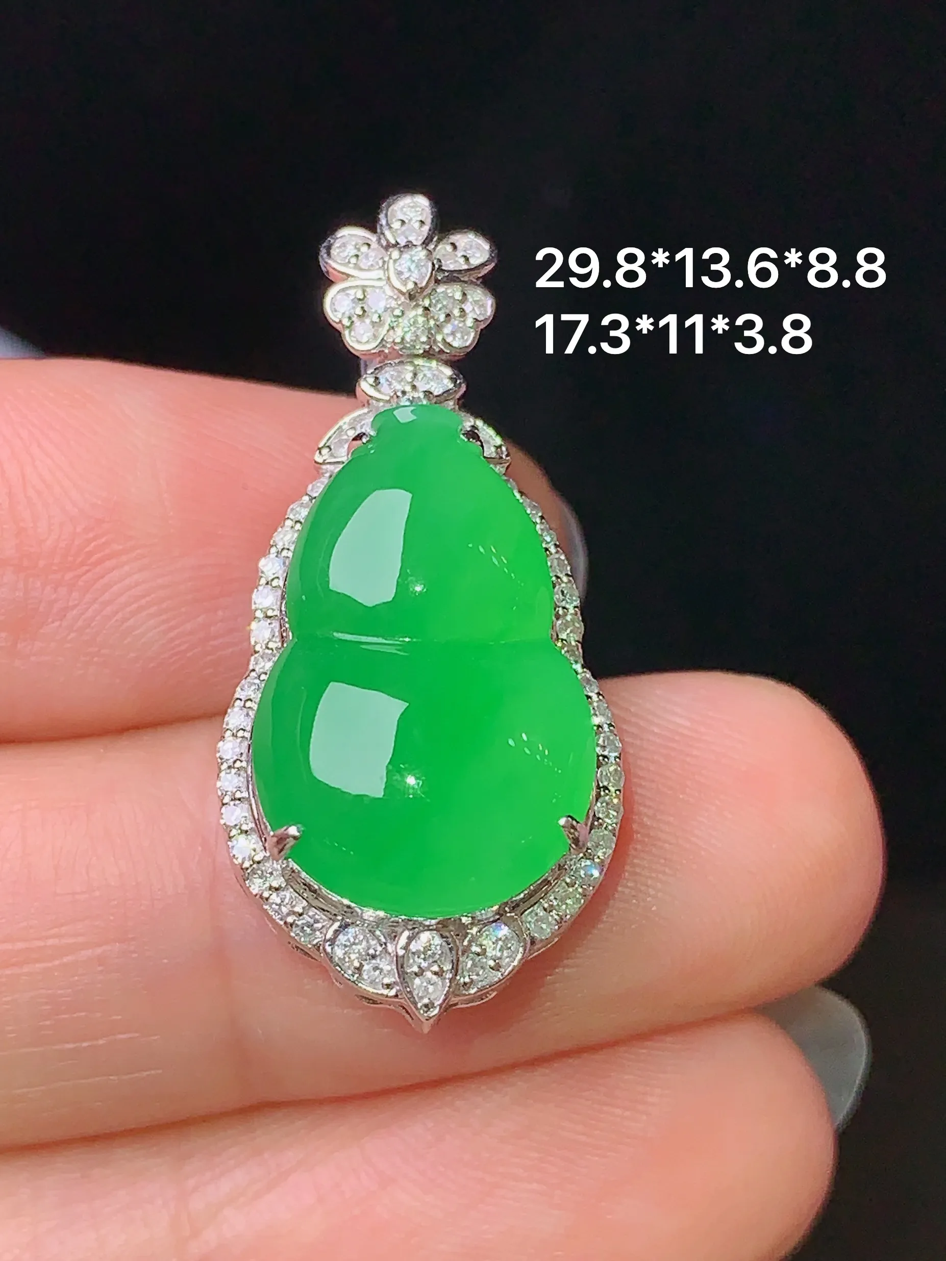 18k金钻镶嵌翠绿葫芦吊坠 玉质细腻 色泽艳丽  整体尺寸29.8*13.6*8.8