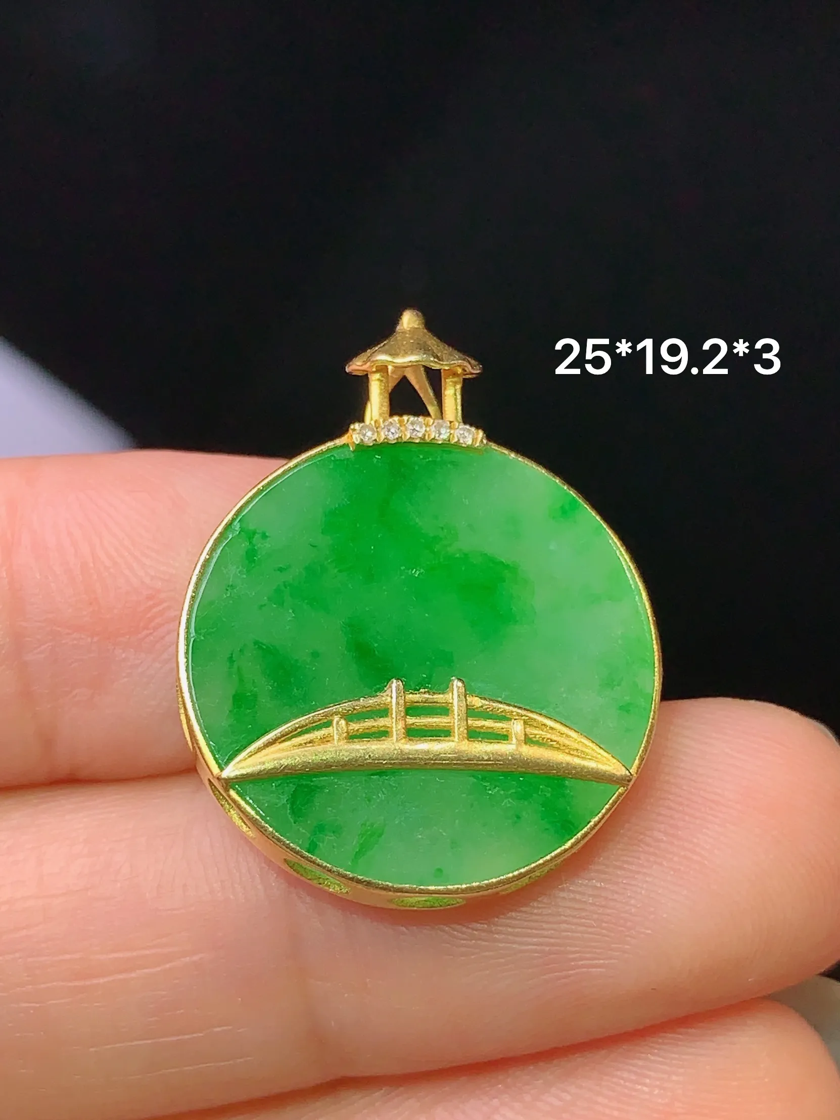 18k金钻镶嵌翠绿圆牌吊坠 玉质细腻 色泽艳丽  整体尺寸25*19.2*3