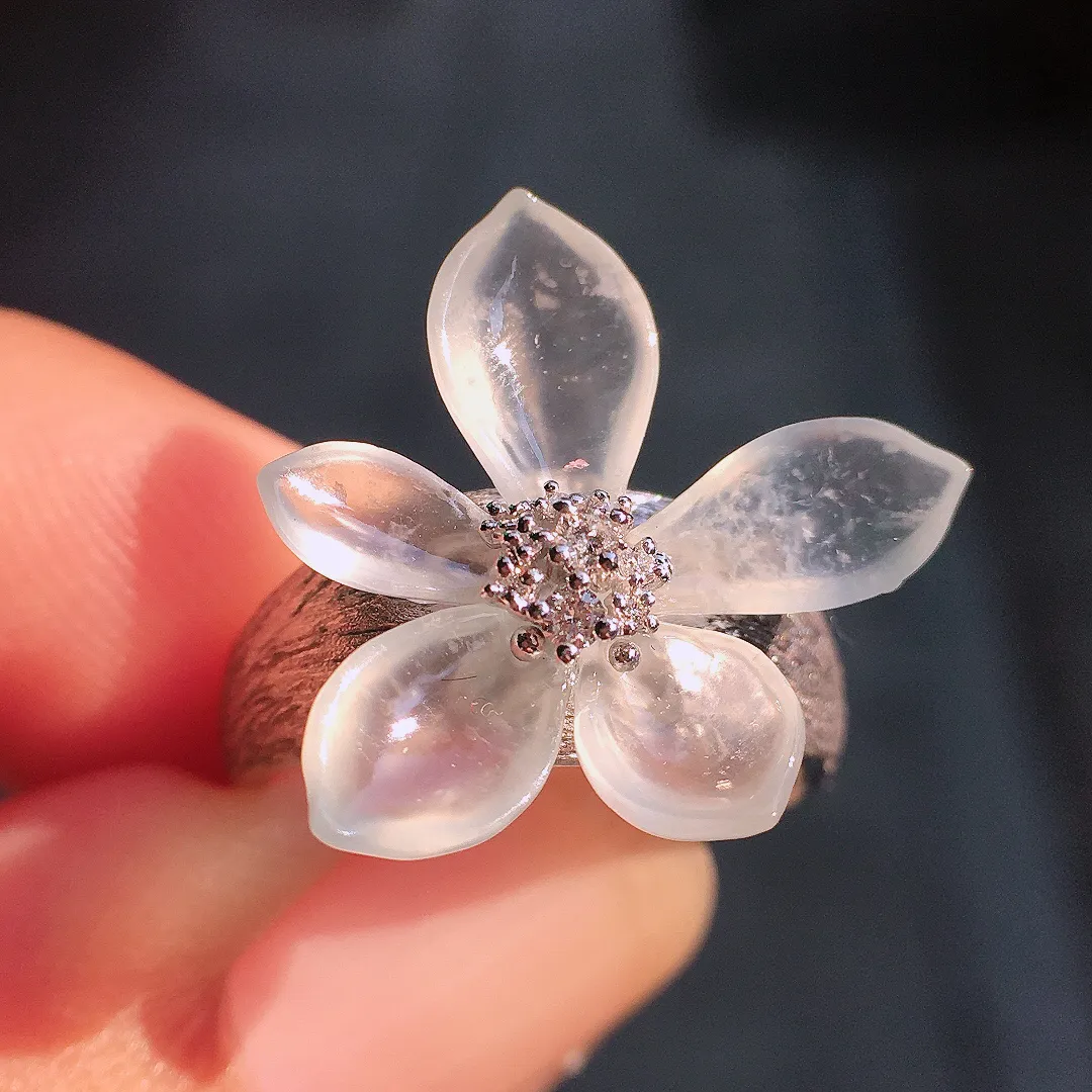 冰种戒指，玉质细腻，荧光感超
强，饱满圆润，尽显优雅气质，18k
金豪华镶嵌