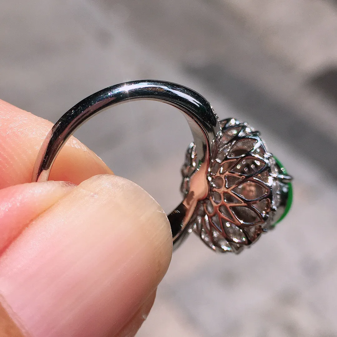 阳绿蛋面戒指，色泽均匀艳丽，玉质细腻，荧光感超
强，饱满圆润，尽显优雅气质，18k
金豪华镶嵌