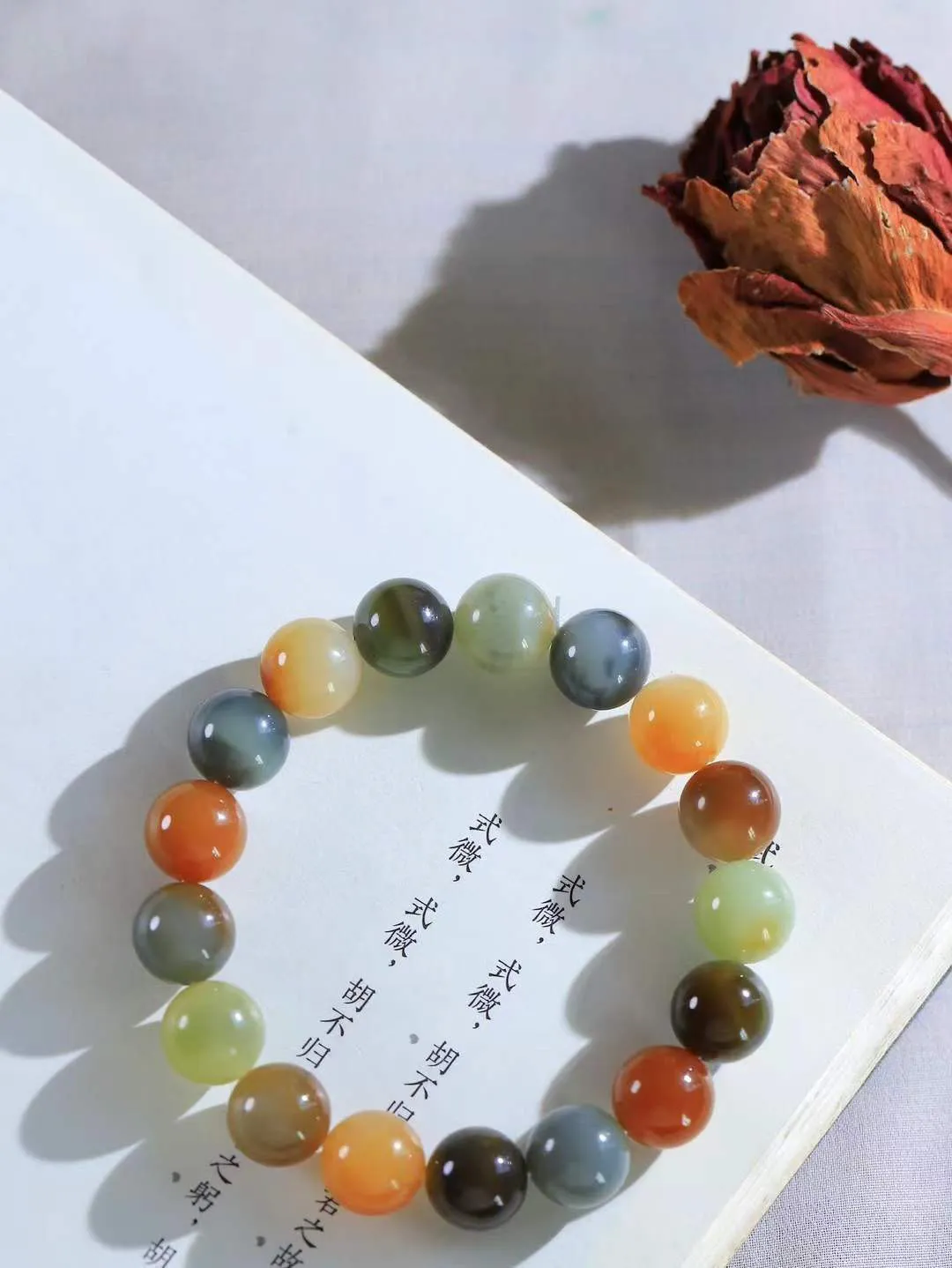 【楼兰古韵.手串】

精品和田玉楼兰三色手串  温润光泽，不张扬却自显高贵；三色交织的独特纹理，低调中透露出不凡的气质，每一颗和田玉，都历经千年风沙的洗礼，凝聚着大自然的灵韵与时光的沉淀。楼兰三色，宛如大漠深处的神秘画卷，交织着历史的厚重与文化的深邃。颗颗玉珠，串联起岁月的流转与心灵的宁静，佩戴之间，仿佛与古老的楼兰文明对话，感受那份独特的优雅与从容。重44.6克  尺寸取一12mm 56901468T