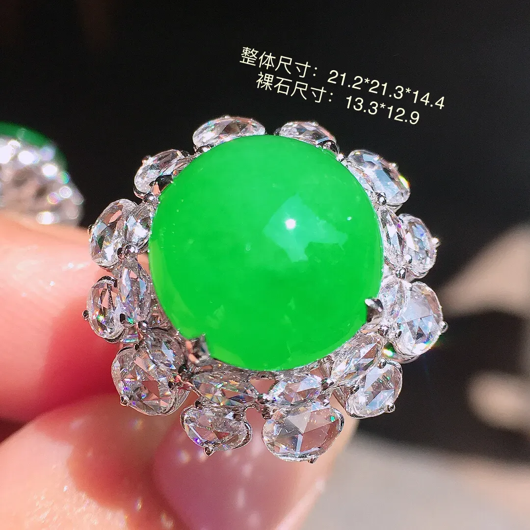 阳绿蛋面戒指，色泽均匀艳丽，玉质细腻，荧光感超
强，饱满圆润，尽显优雅气质，18k
金豪华镶嵌