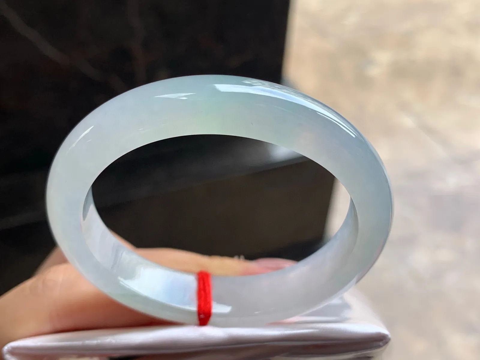 52.3-12-8

冰种贵妃手镯^_^种水好 清透亮眼 正圈50可以带