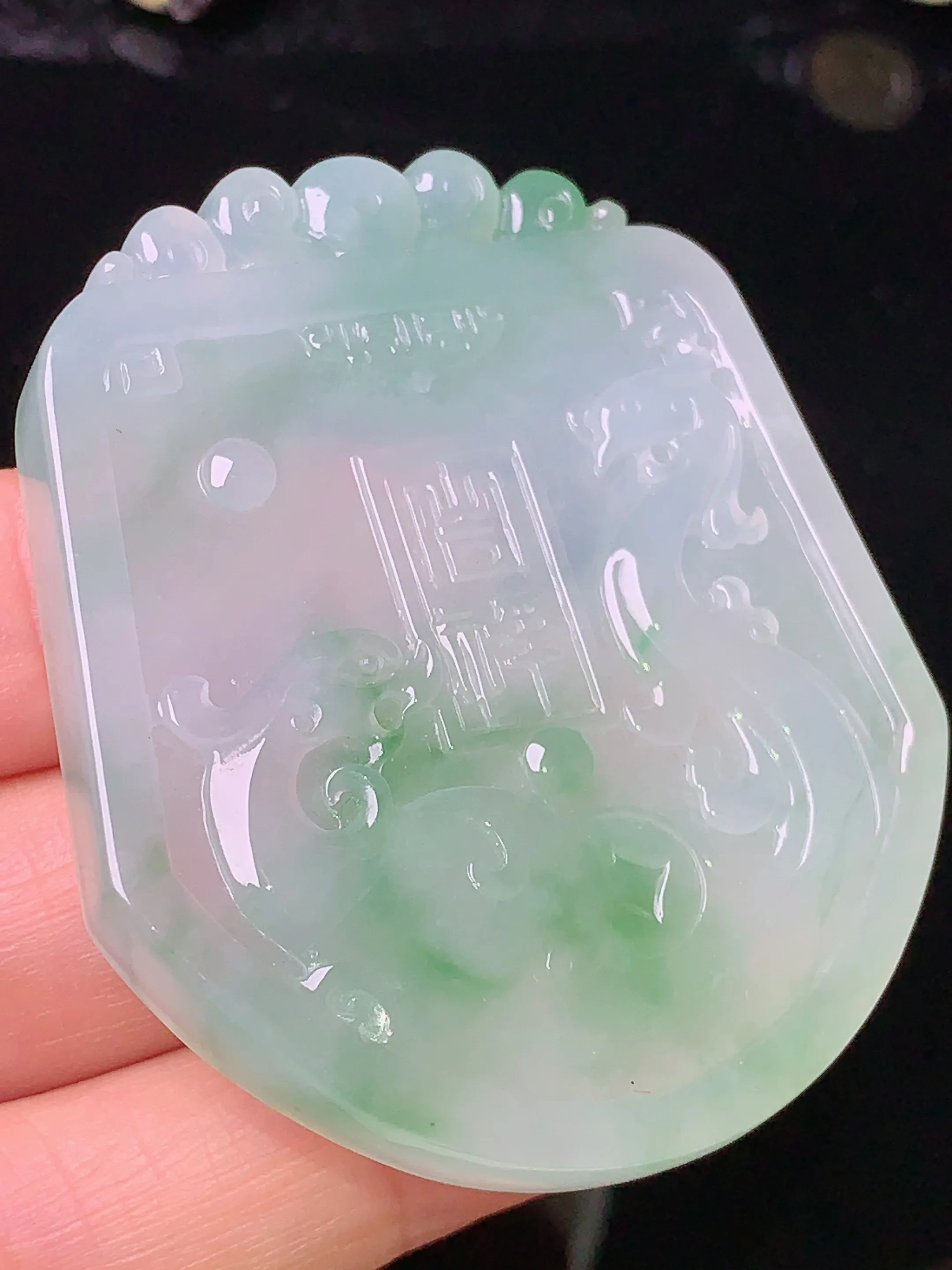 冰种飘绿雕花牌吊坠 玉质细腻 色泽艳丽  整体尺寸52*43.5*6.2