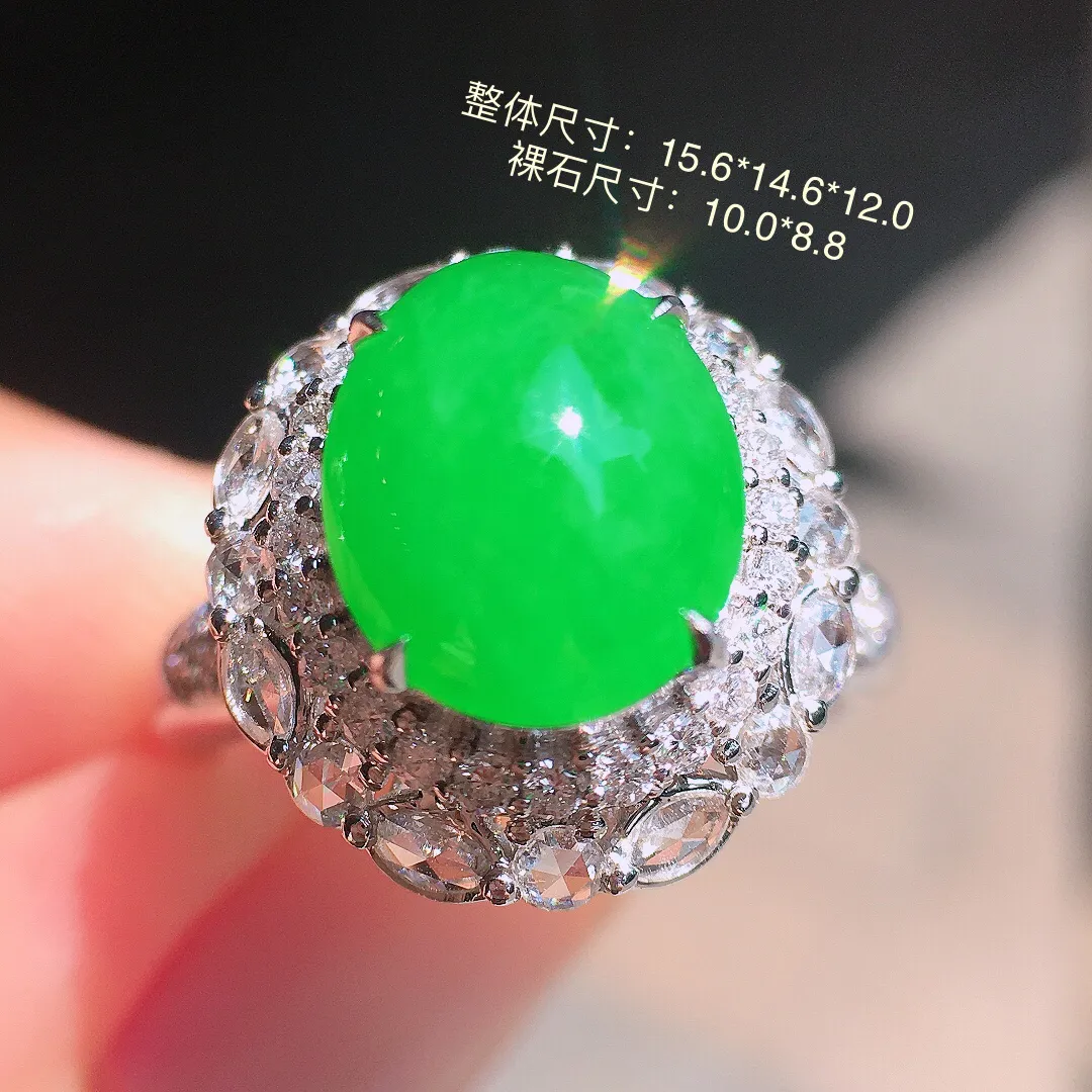阳绿蛋面戒指，色泽均匀艳丽，玉质细腻，荧光感超
强，饱满圆润，尽显优雅气质，18k
金豪华镶嵌