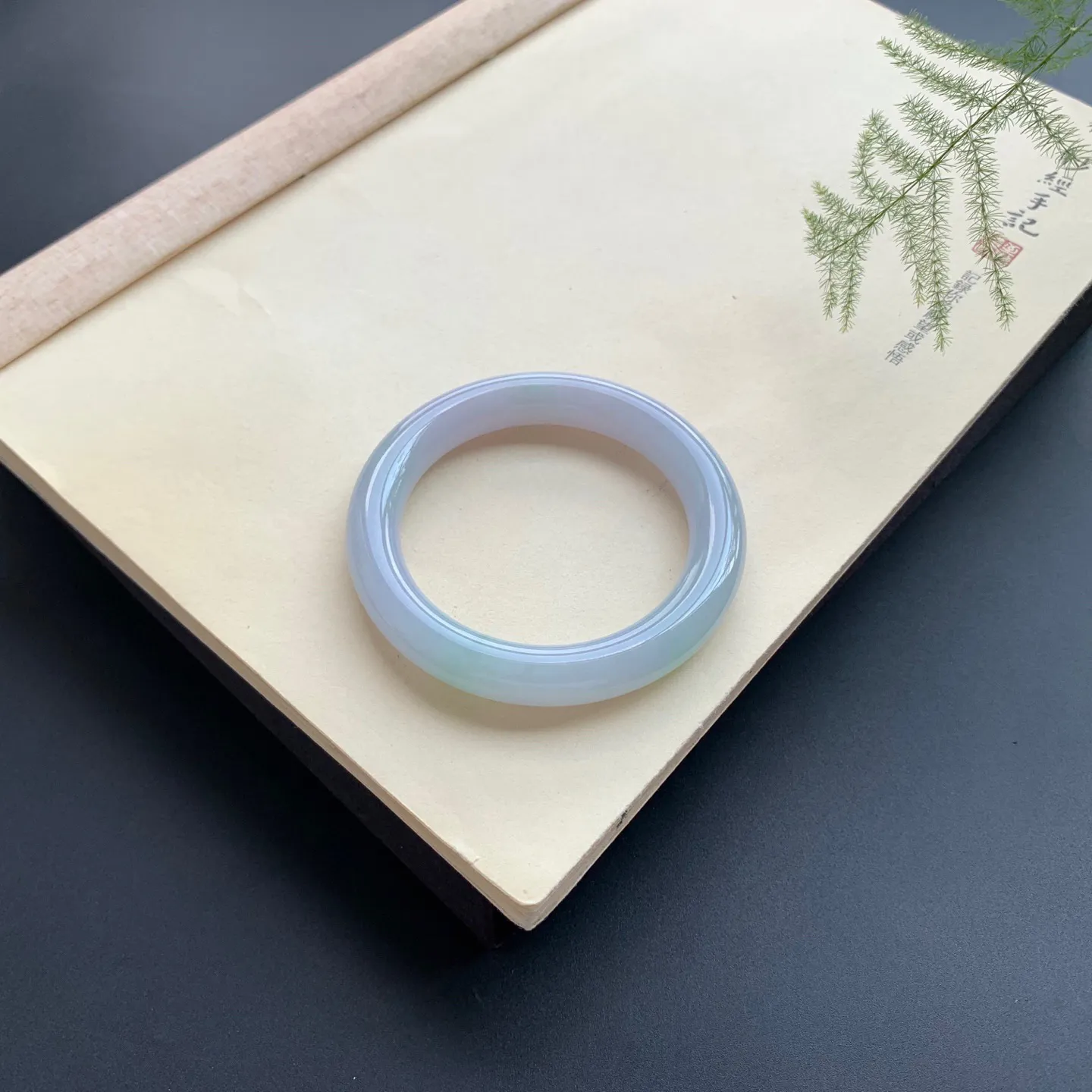 54圈口飘绿圆条手镯 尺寸：54-10.5-10.2，无纹裂，细腻光滑，条形饱满