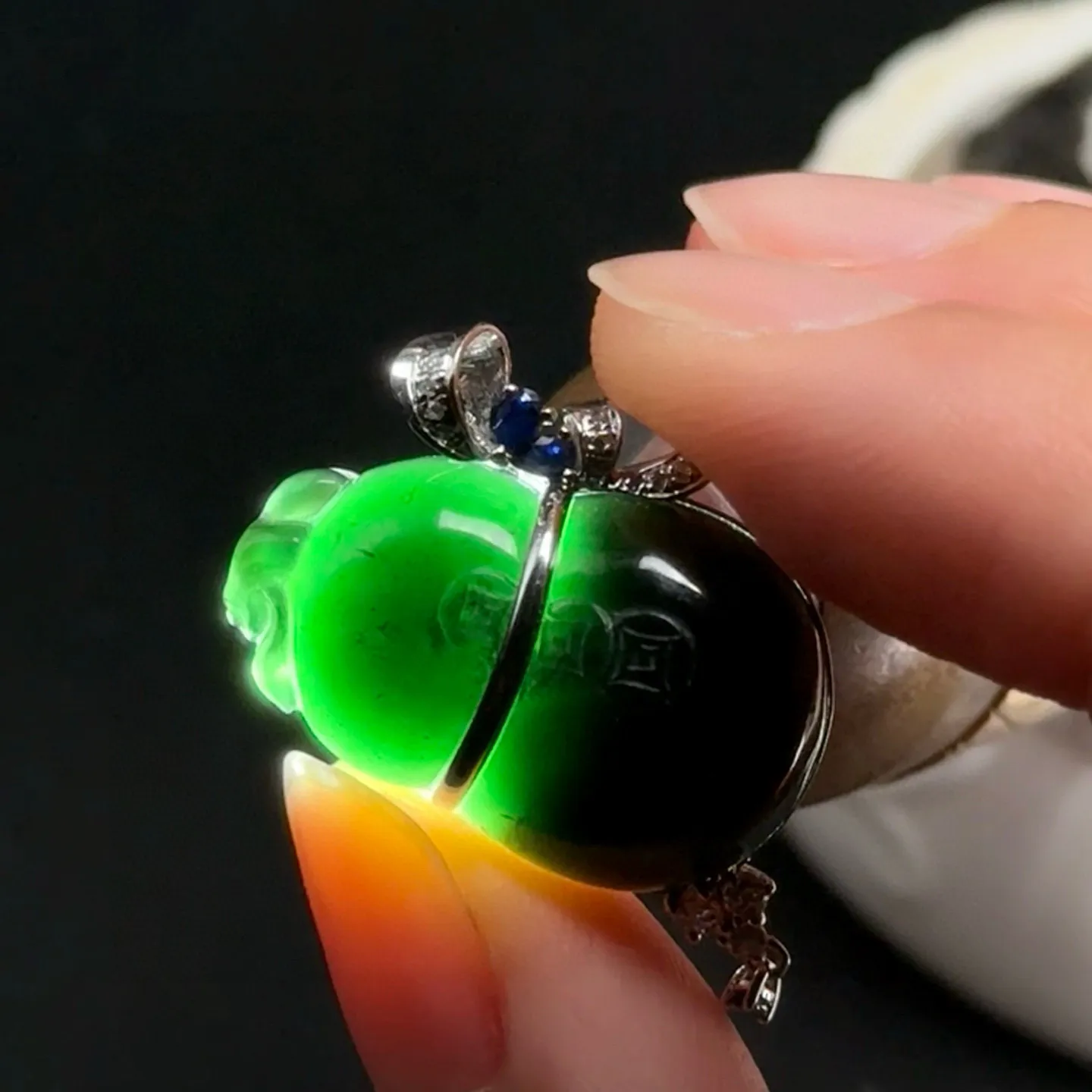 精品18k墨翠葫芦吊坠 种好色正 黑度极好 打灯通透 油性十足 尺寸23.7