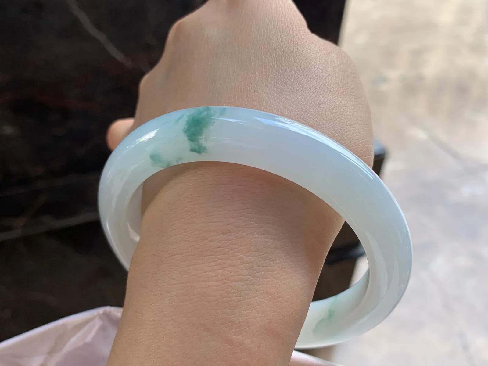 63-12-10

飘花手镯^_^大圈 玉质温润