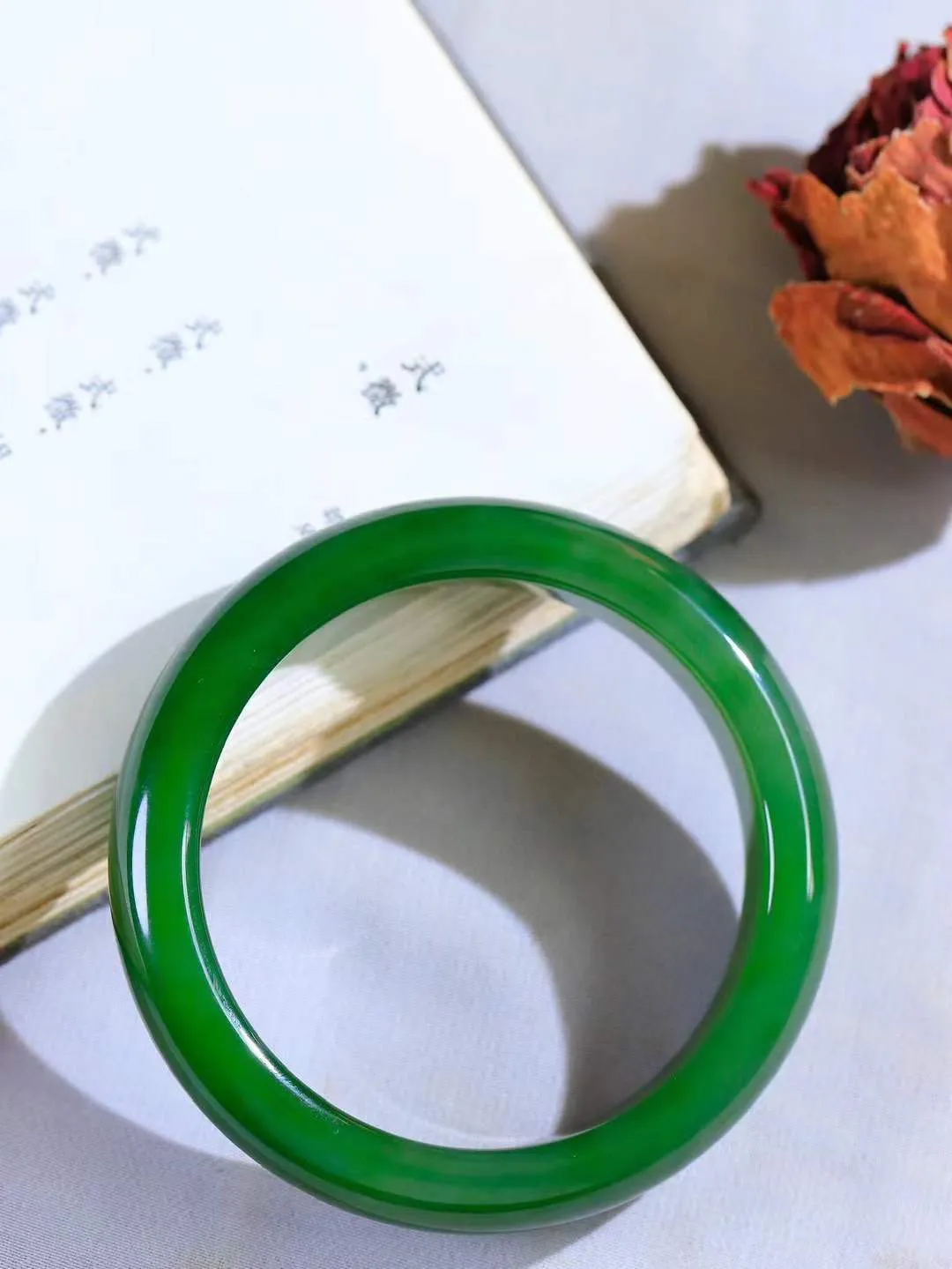 【悠悠芳华.镯】

收藏级臻品和田玉碧玉手镯 玉质温润 青葱岁月，尽收腕中，婉转流畅，凝岁月悠长。盈一眸恬淡，挽一抹绿意。重59克 内径56.5mm尺寸13.3-8.7mm   86901455A