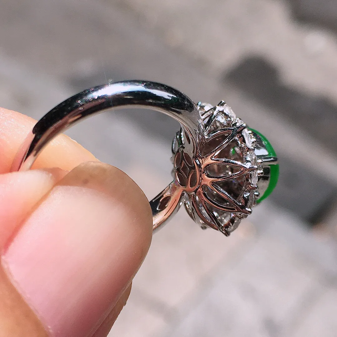 阳绿蛋面戒指，色泽均匀艳丽，玉质细腻，荧光感超
强，饱满圆润，尽显优雅气质，18k
金豪华镶嵌