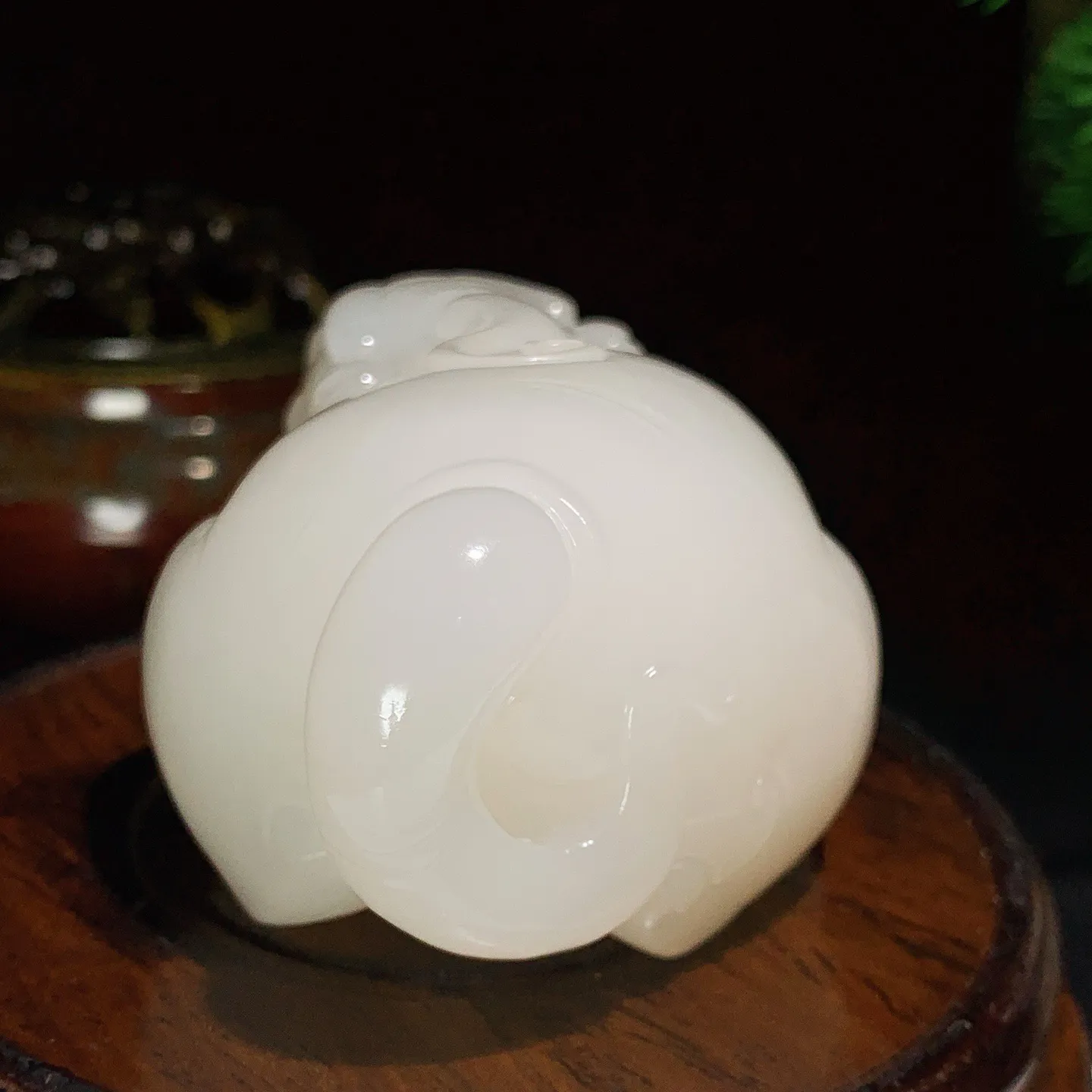 和田玉羊脂白玉招财进宝貔貅把件。尺寸80/51/36重238克 白度一级。玉质细腻油润 底色纯净 脂粉好，品质好。lt250915