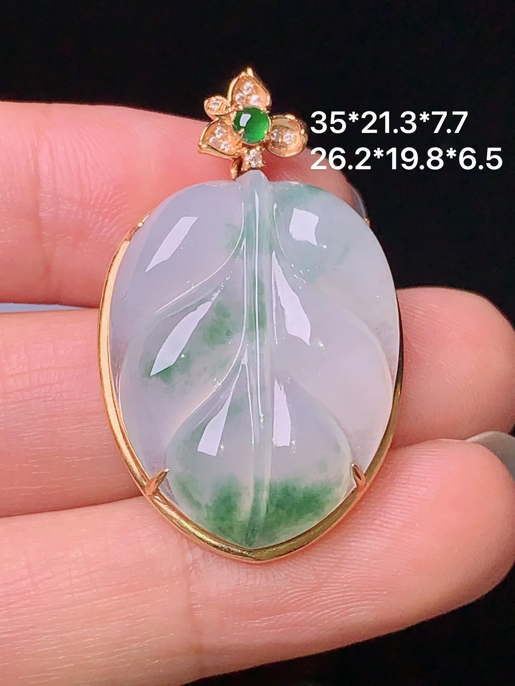 18k金钻镶嵌冰种飘绿树叶吊坠 玉质细腻 色泽艳丽  整体尺寸35*21.3*7.7