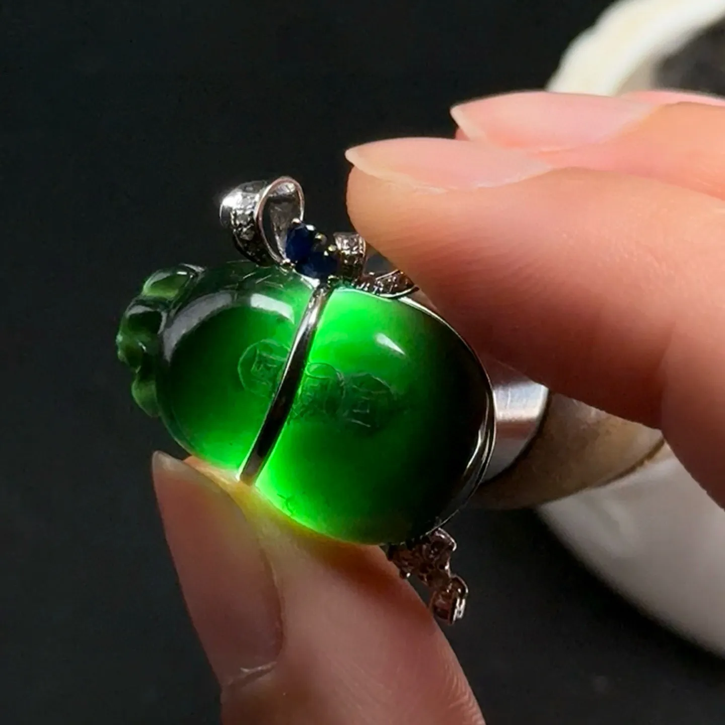 精品18k墨翠葫芦吊坠 种好色正 黑度极好 打灯通透 油性十足 尺寸23.7