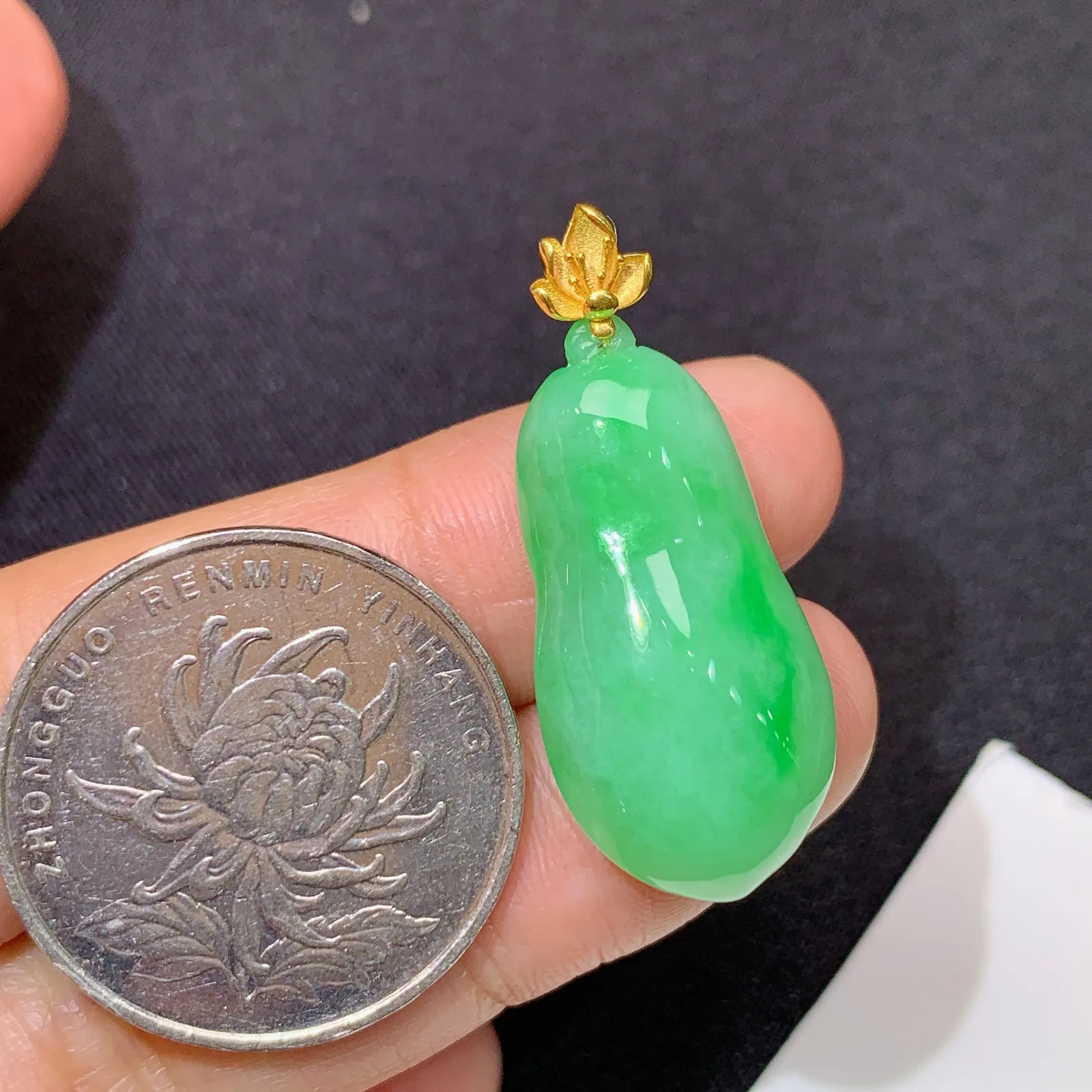 飘绿福瓜吊坠，18k金镶嵌，冰润色阳，玉质细腻，种水足 裸石27.8*13.7*7