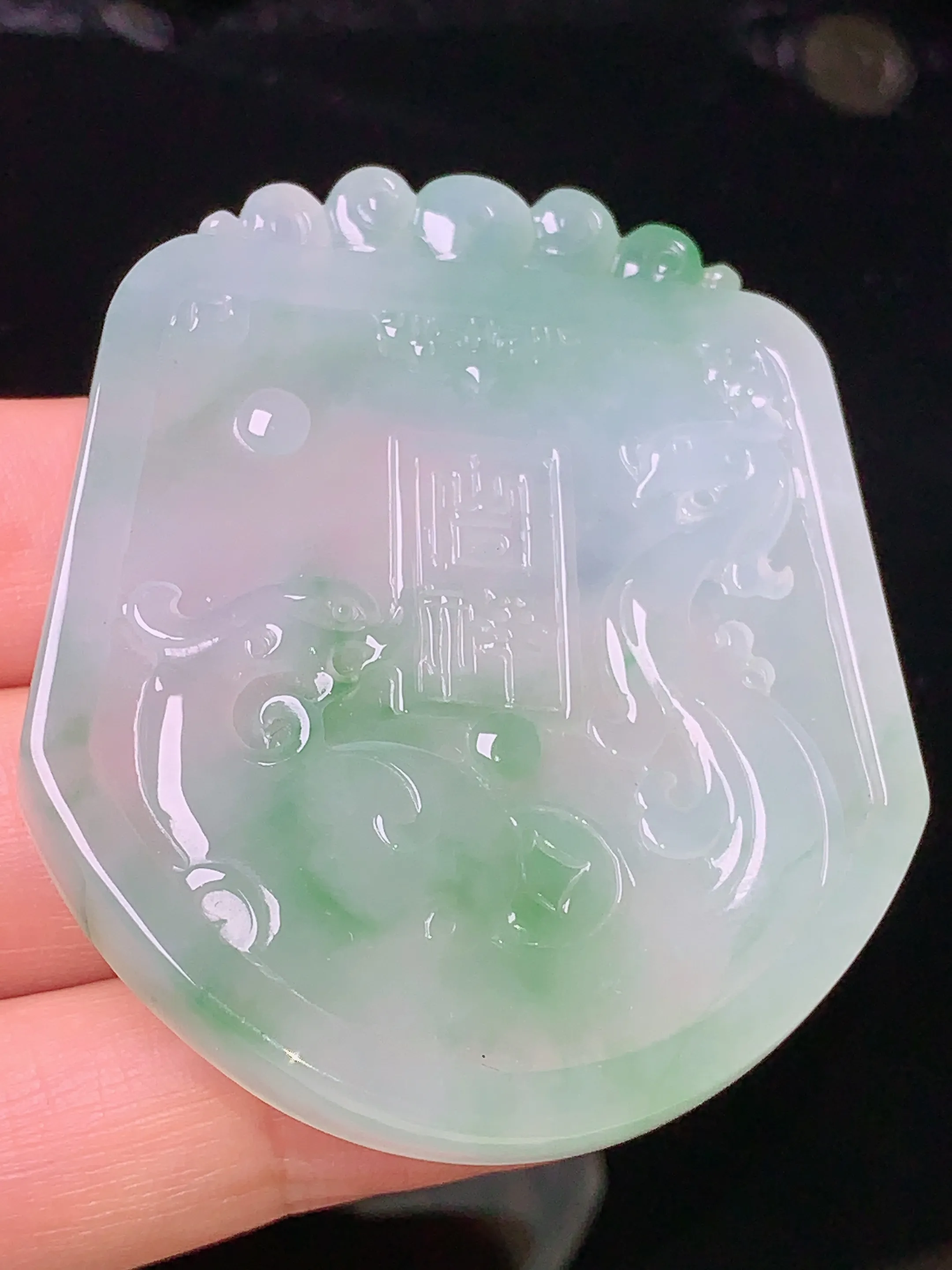 冰种飘绿雕花牌吊坠 玉质细腻 色泽艳丽  整体尺寸52*43.5*6.2