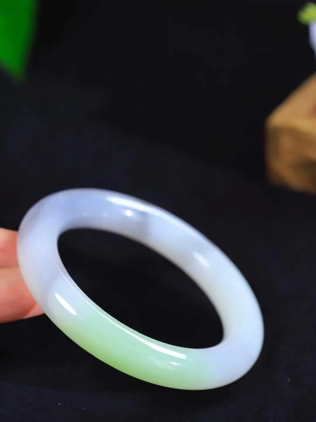 【玉佳人·手镯】

收藏传家级臻品️和田玉三色圆条手镯 ，玉质细腻油润，做工细致精美，端庄素雅，亭亭玉立，芊芊素手。芊芊素手，怎能忘镯？秀美圆条，更显婀娜。内径56mm 尺寸11.6-11.2mm重65.8克 69901484A
