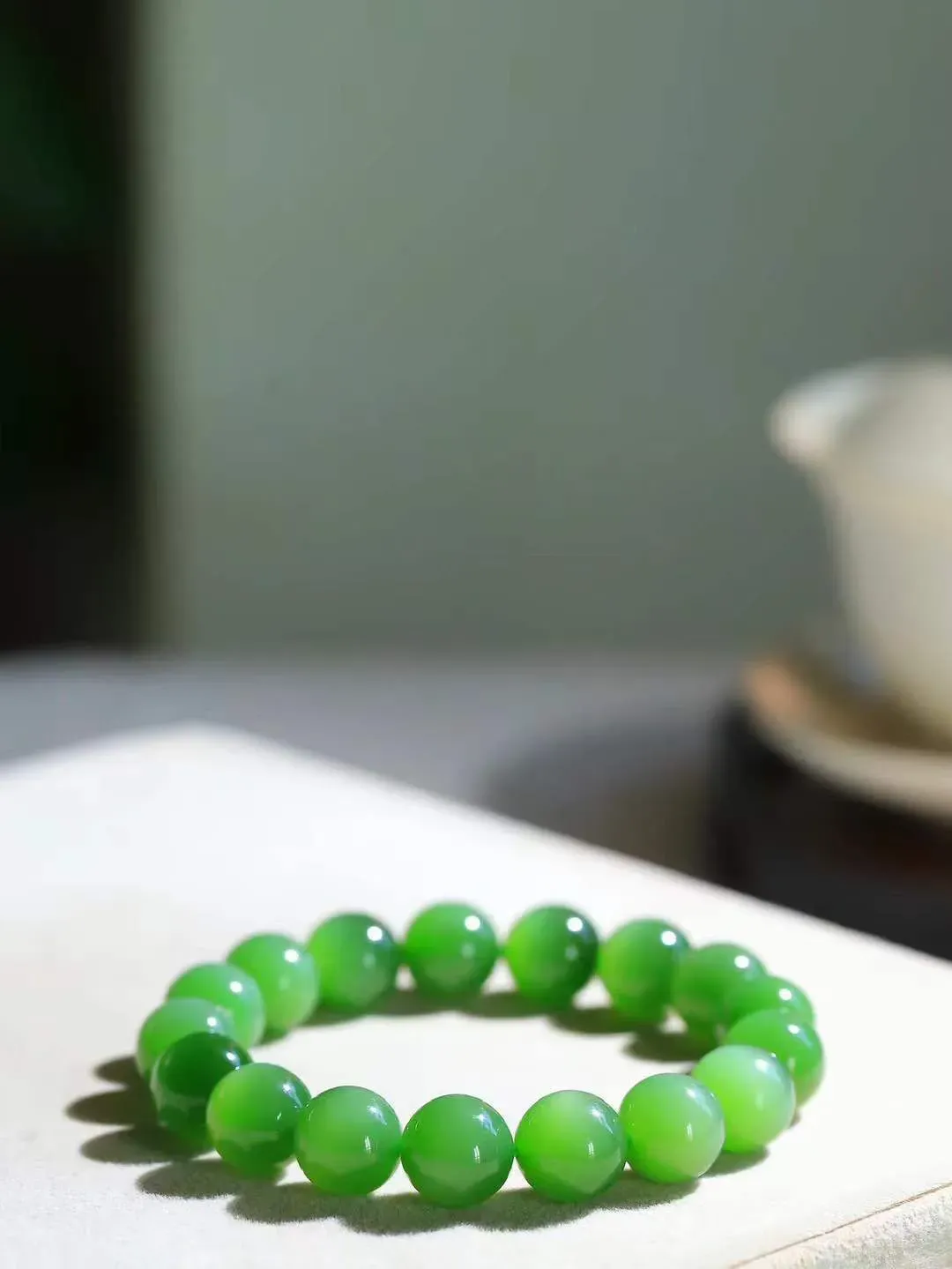 【珠圆玉润.手串】

收藏级臻品️和田玉碧玉猫眼珠圆玉润手串 玉质温润细腻  整串打磨圆润，佩戴舒