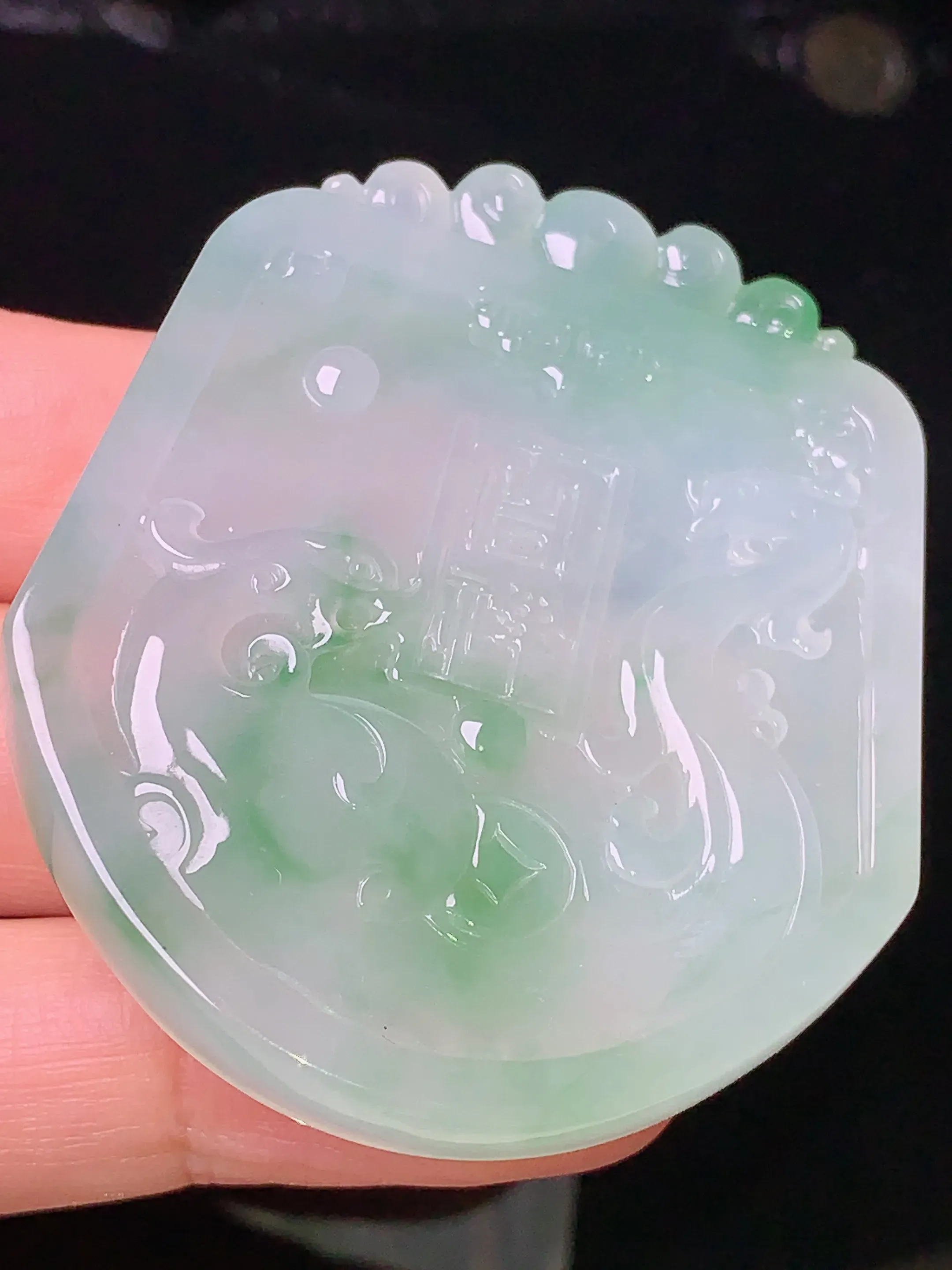 冰种飘绿雕花牌吊坠 玉质细腻 色泽艳丽  整体尺寸52*43.5*6.2