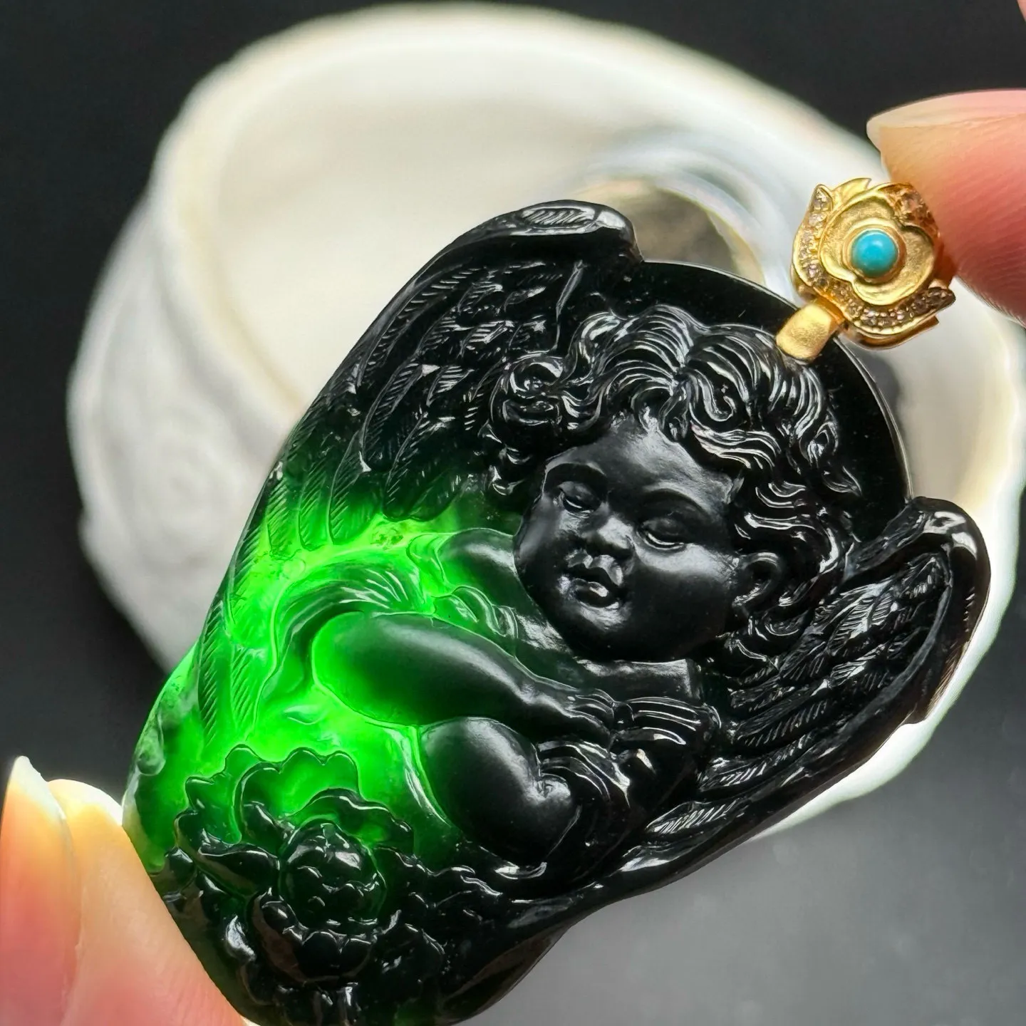 精品18k墨翠小天使 种好色正 黑度极好 打灯通透 油性十足 尺寸53.9