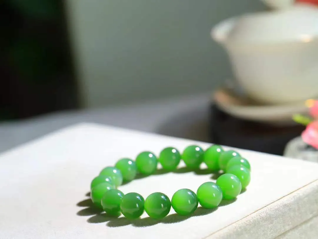 【珠圆玉润.手串】

收藏级臻品️和田玉碧玉猫眼珠圆玉润手串 玉质温润细腻  整串打磨圆润，佩戴舒适。珠珠落玉盘，间关莺语花底滑，一生美好时光，无论身在何处，都有它相伴相守。事事顺遂，幸福美满，吉祥如意。重46.6克 尺寸取一12mm  FDT-10901413