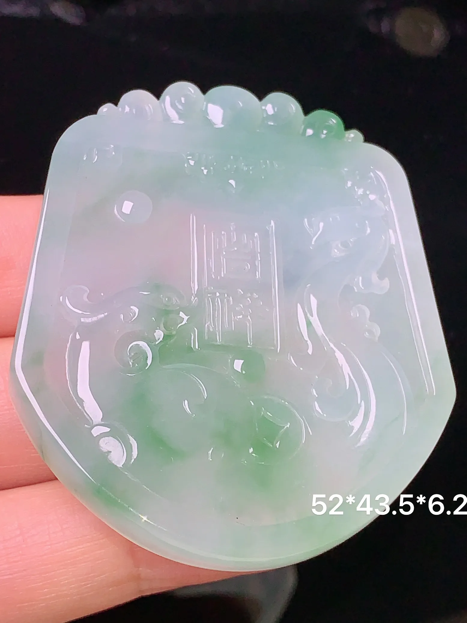 冰种飘绿雕花牌吊坠 玉质细腻 色泽艳丽  整体尺寸52*43.5*6.2