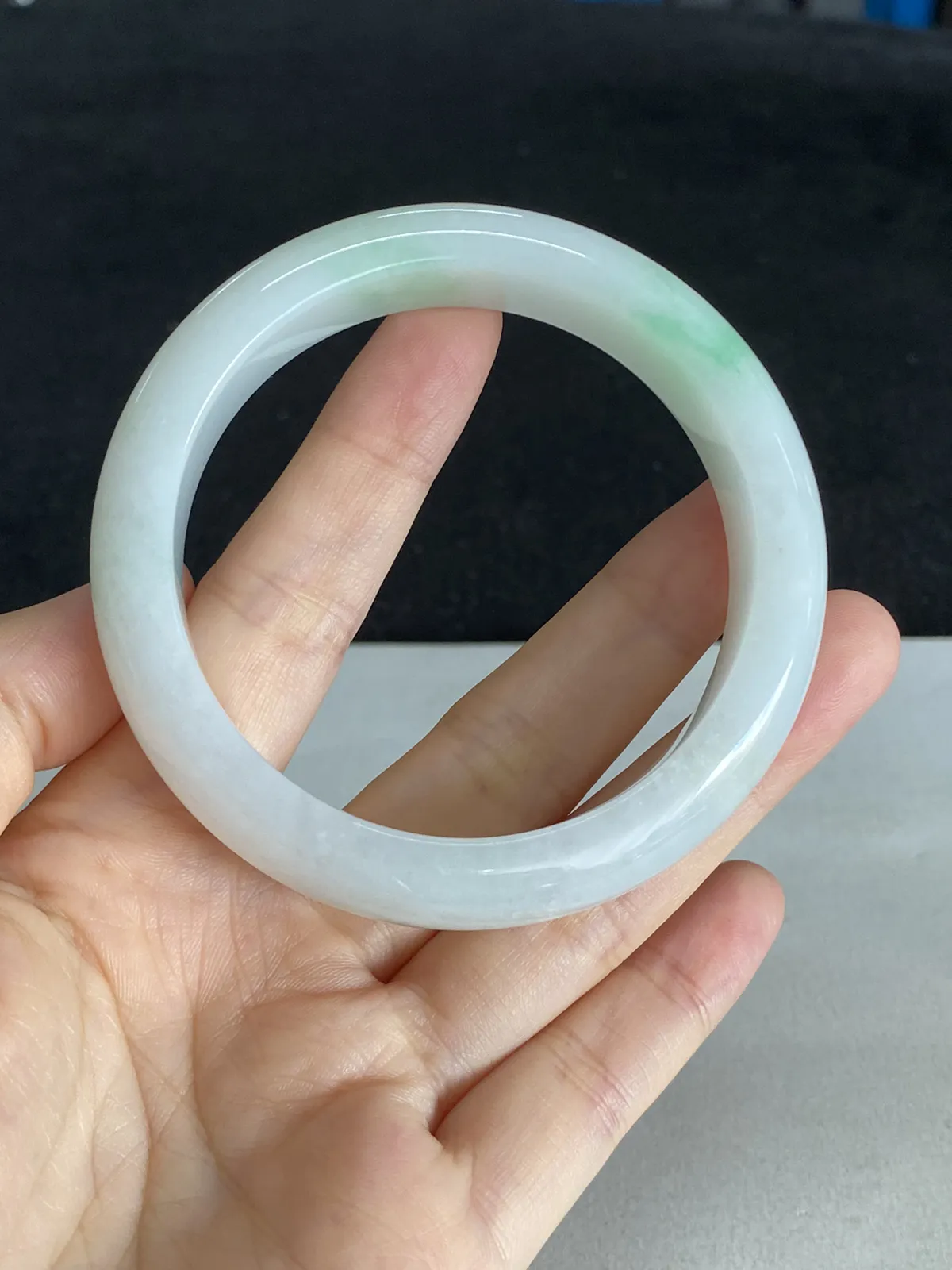 正圈55.4圈口，翡翠糯化种飘绿手镯