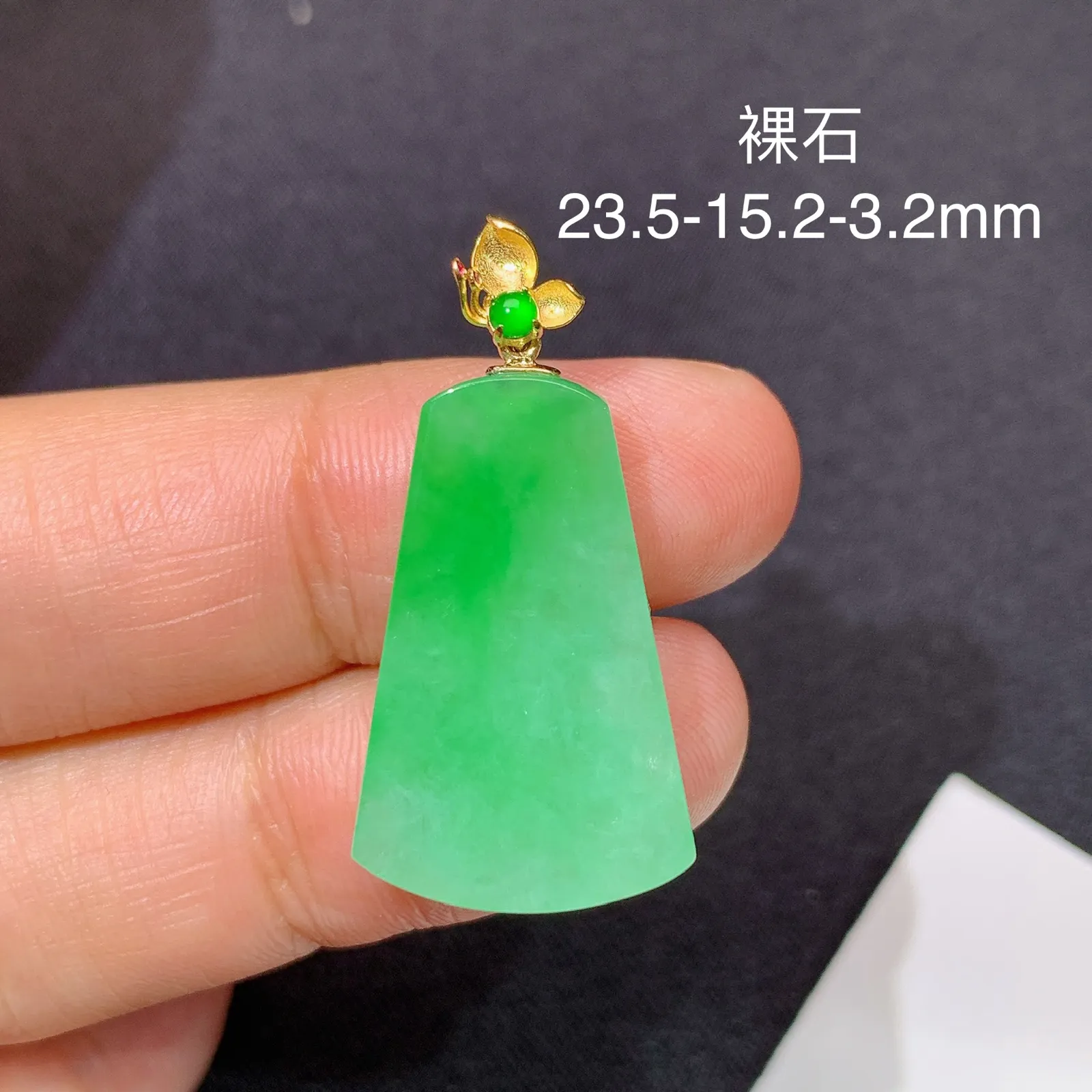 飘绿无事牌吊坠，18k金镶嵌，冰润色阳，玉质细腻，种水足 裸石23.5*15.2*3.2